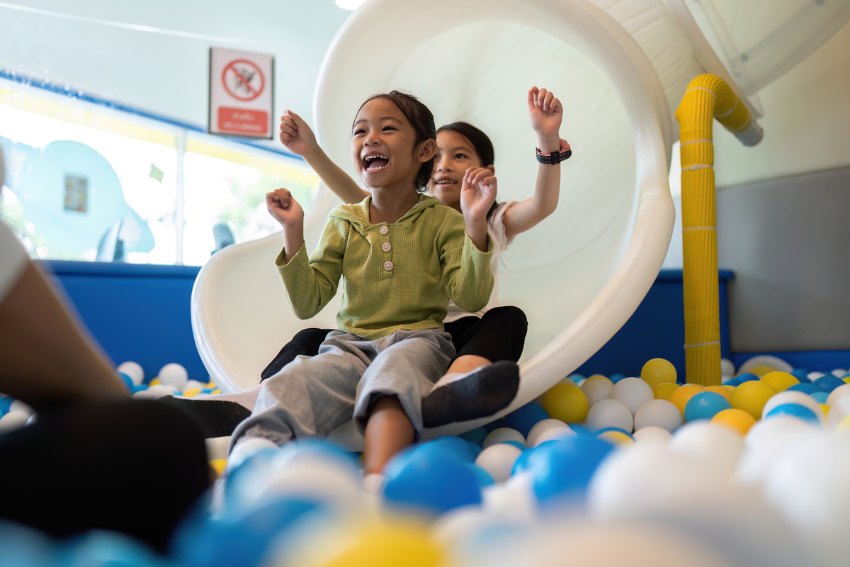 小孩开儿童乐园