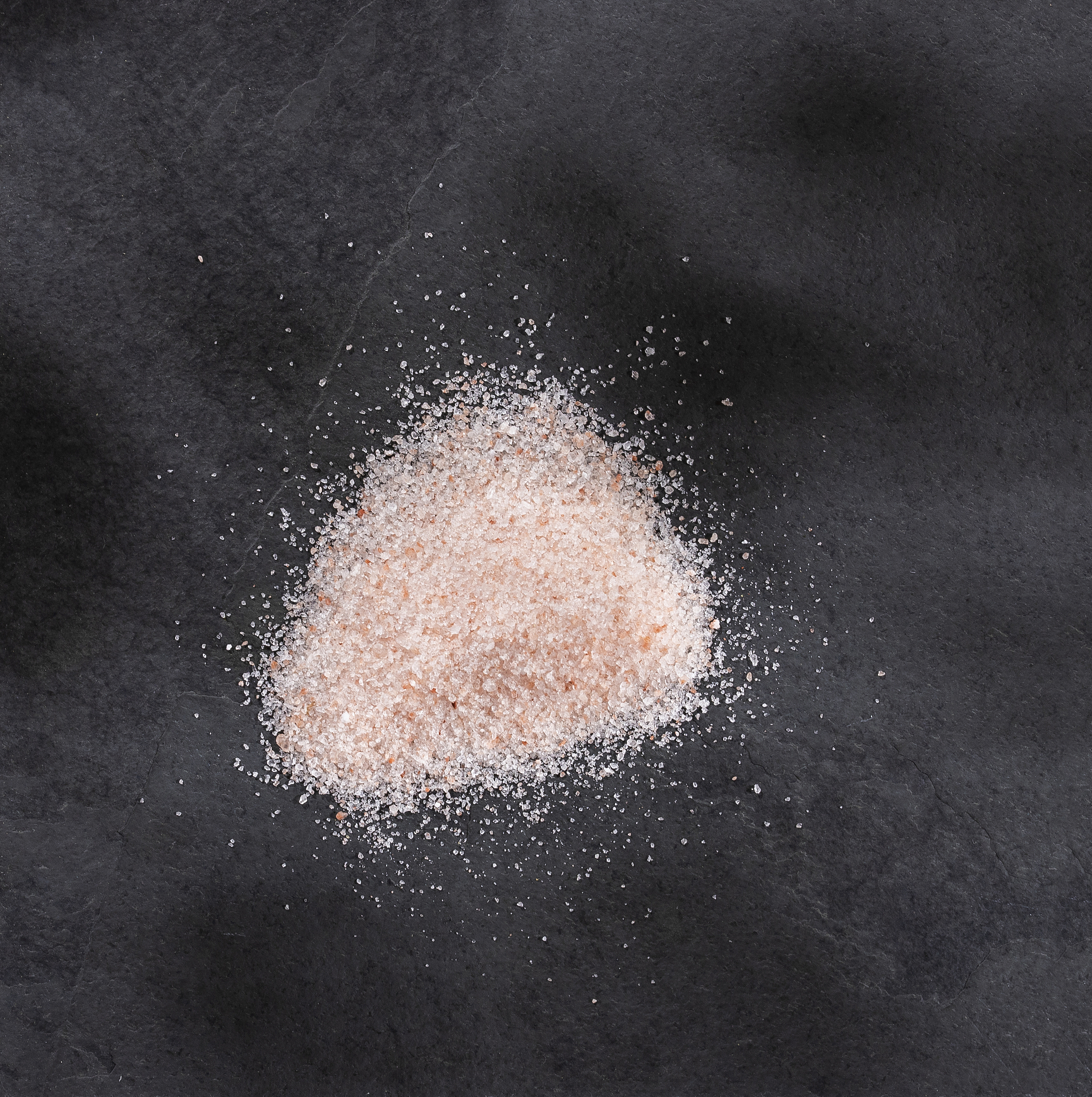 请使用高级语法及词汇润色以下句子：Figure 1 b shows the morphology of the mixed powder It can be found that the graphite is flake in the Cu-coated graphite particles and the Cu coating is uniformly and completely coate