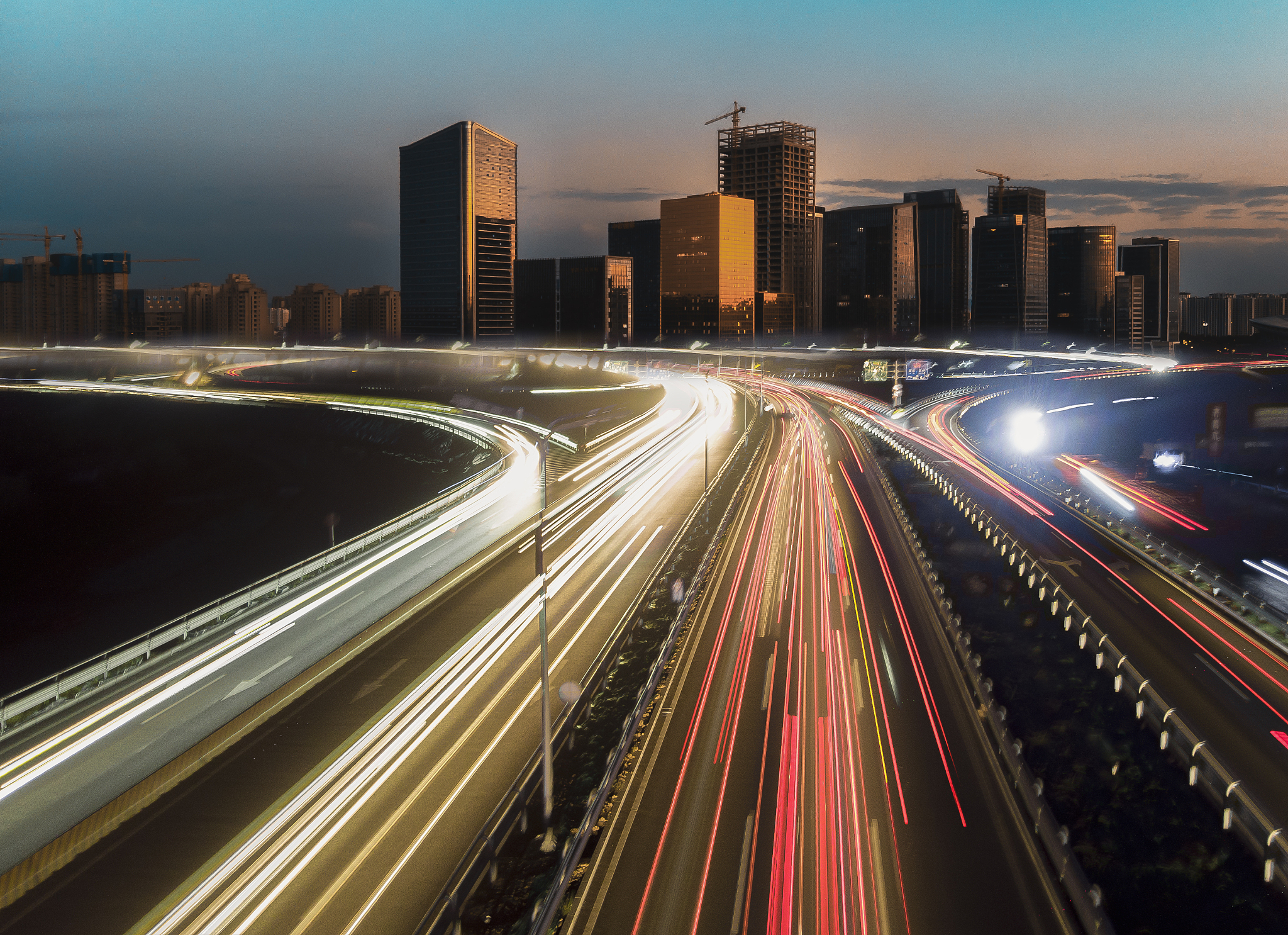 16 材料1党领导人民成功走出中国式现代化道路创造了人类文明新形态拓展了发展中国家走向现代化的途径给世界上那些既希望加快发展又希望保持自身独立性的国家和民族提供了全新选择。摘自《中共中央关于党的百年奋斗重大成就和历史经验的决议》材料2青年强则国家强。当代中国青年生逢其时施展才干的舞台无比广阔实现梦想的前景无比光明。全党要把青年工作作为战略性工作来抓用党的科学理论武装青年用党的初心使命感召青年做青年