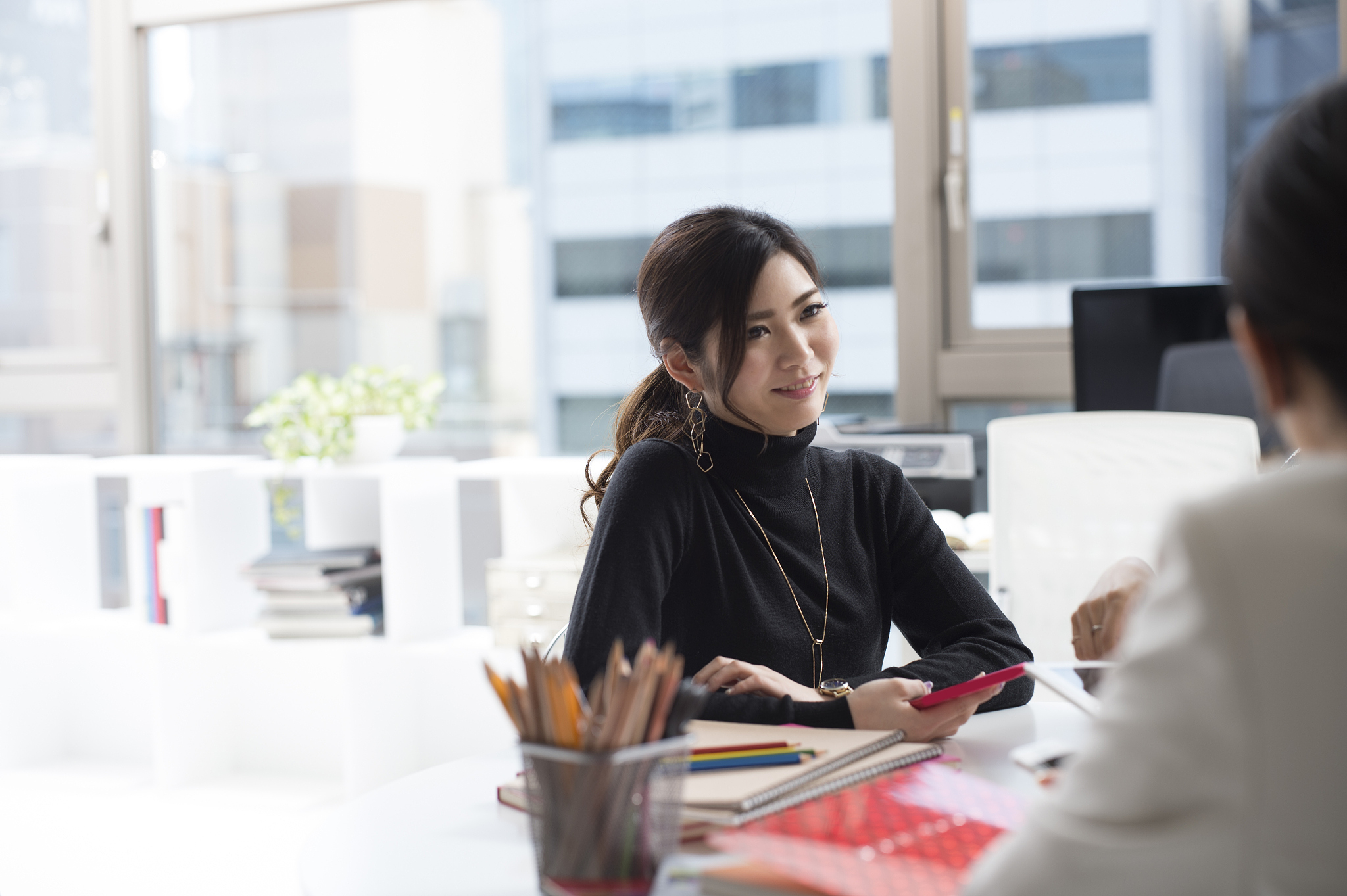 喜欢的姑娘是她自己电商工作室的CEO她自己也是有产品让厂家直接代工。我怎么追？都是同城西安的我比她大几岁她是90后我也是做电商的但一直亏损和她见过一次面气质超好还没说话就已经能感受到她的气质聊天时候明显感觉到情商很高。