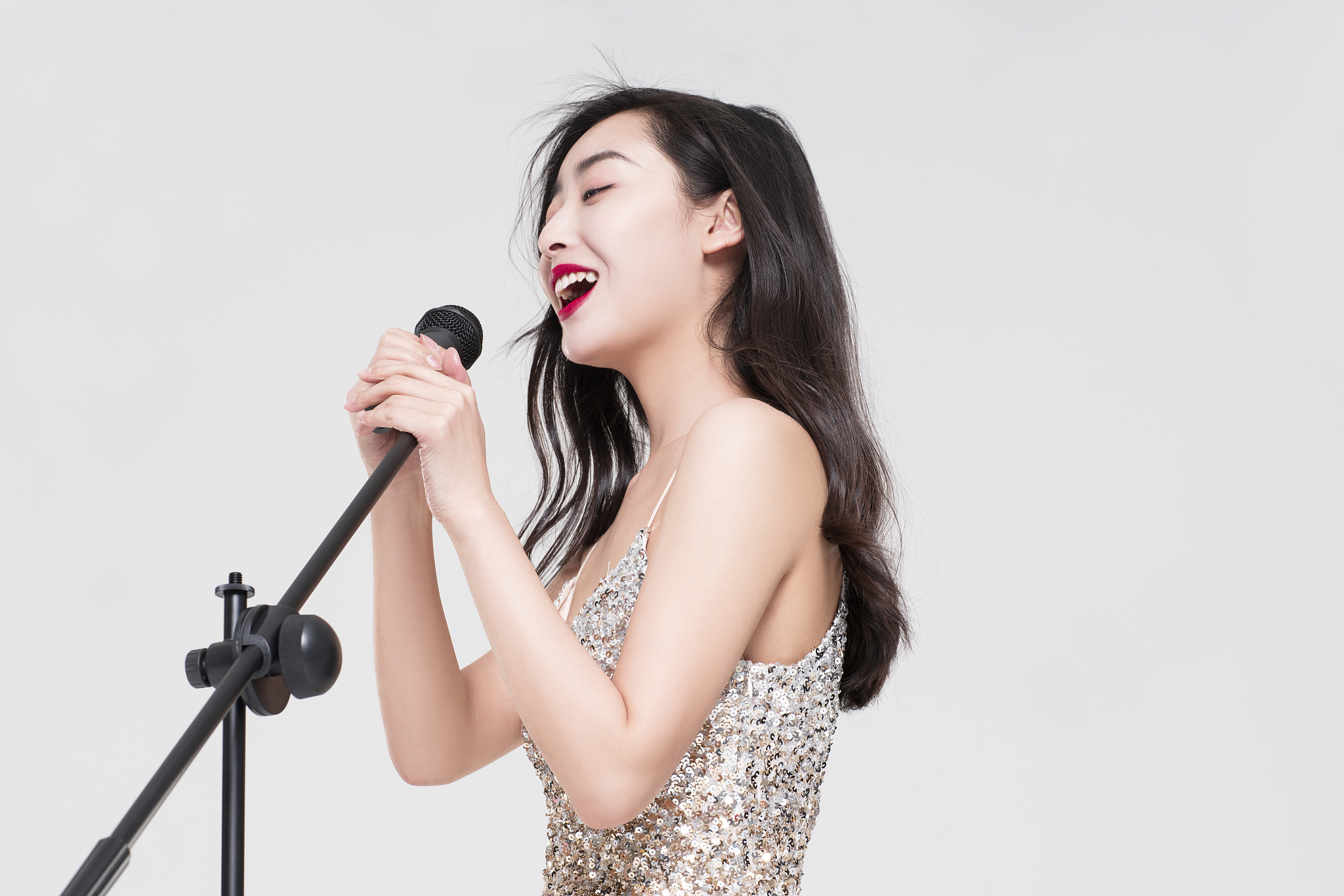 描写一个人唱歌的动作神态女生看了入迷