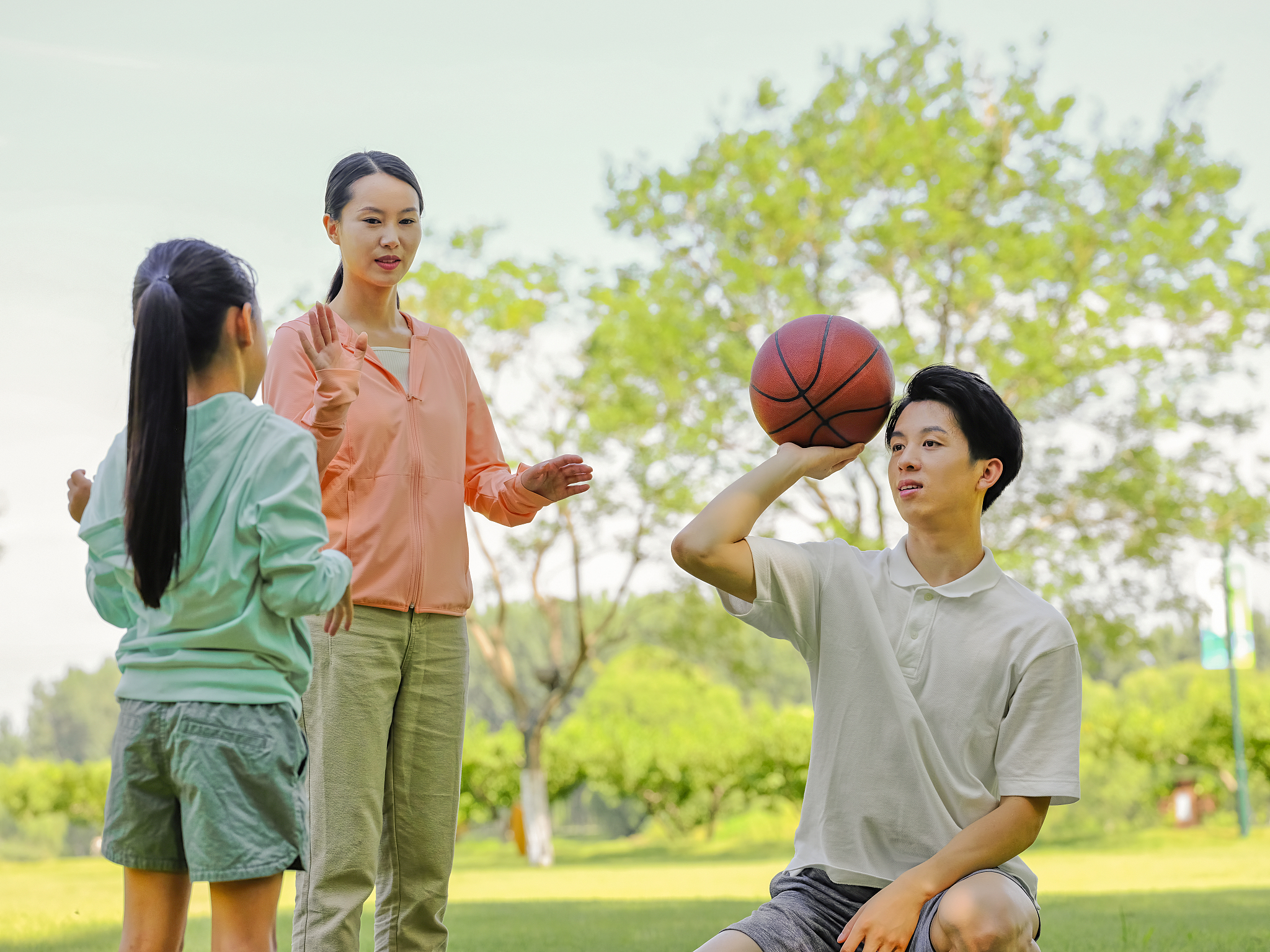 朋友被妈妈禁止参加篮球队怎么办？体质正常却以生活费要挟！