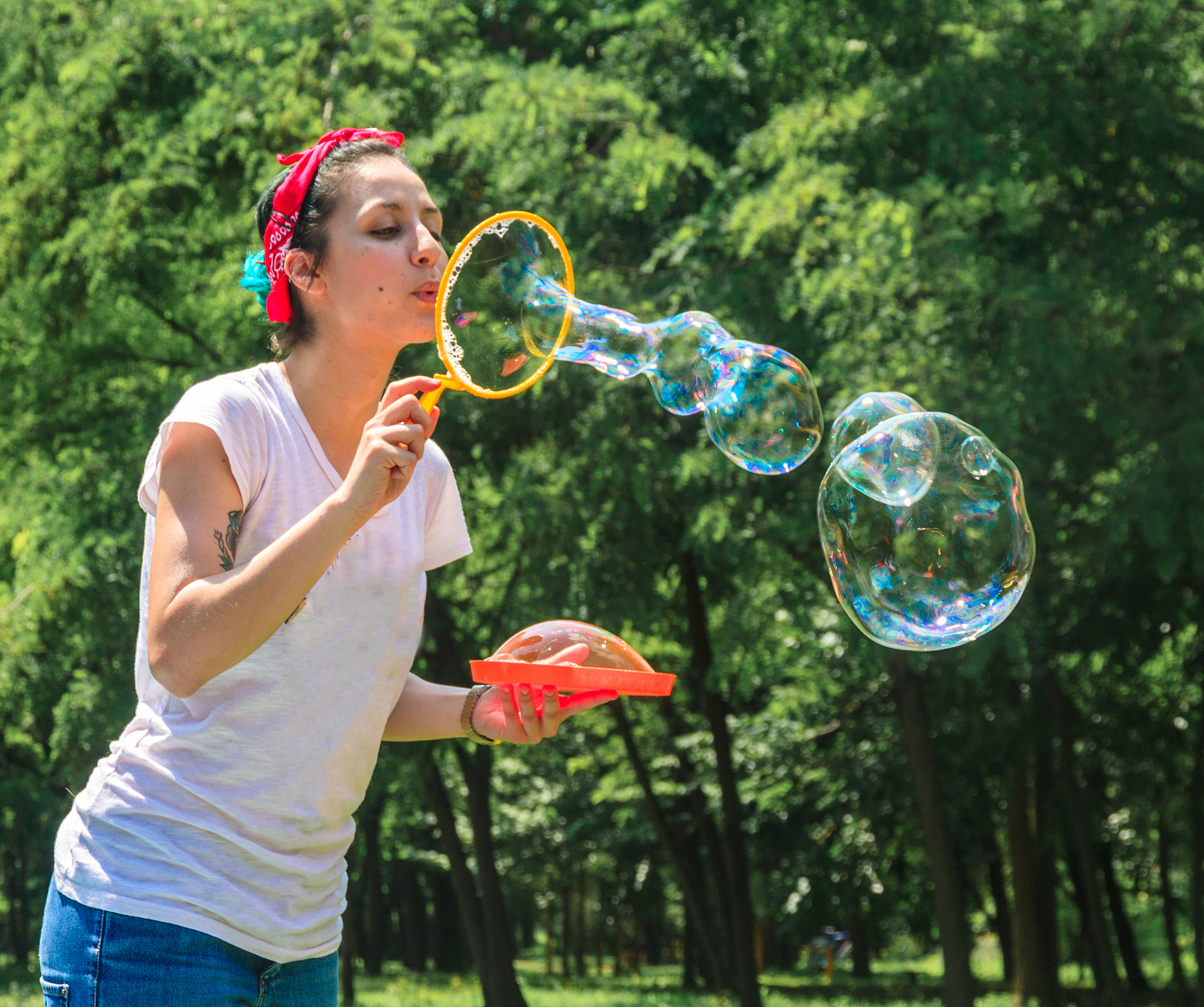 吹泡泡的乐趣：心理、物理和社交角度的探索