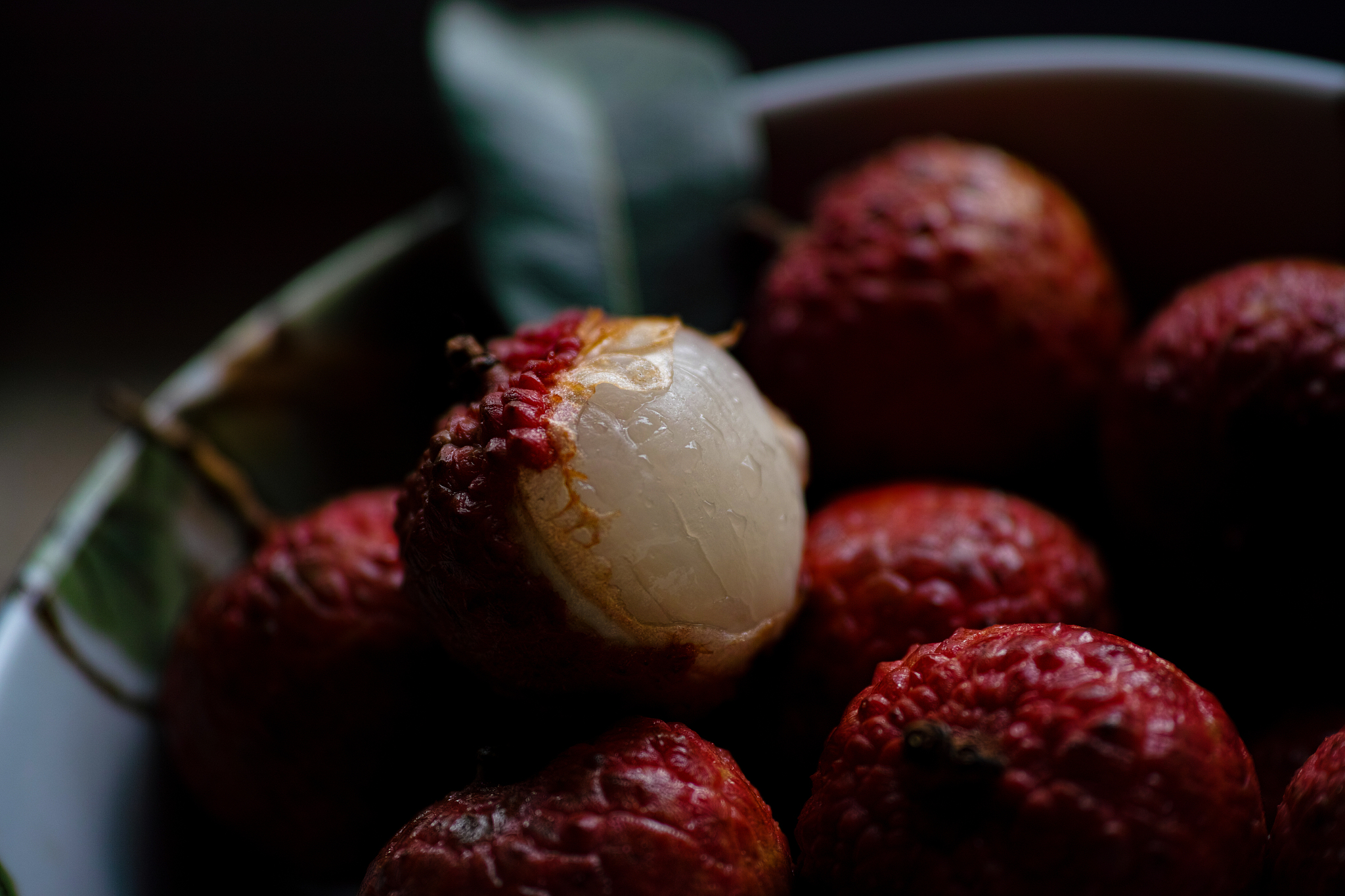 请不少于800汉字的博客文章语言要幽默风趣不要和网上的文章有重复。主题是：荔枝为什么要泡在水里