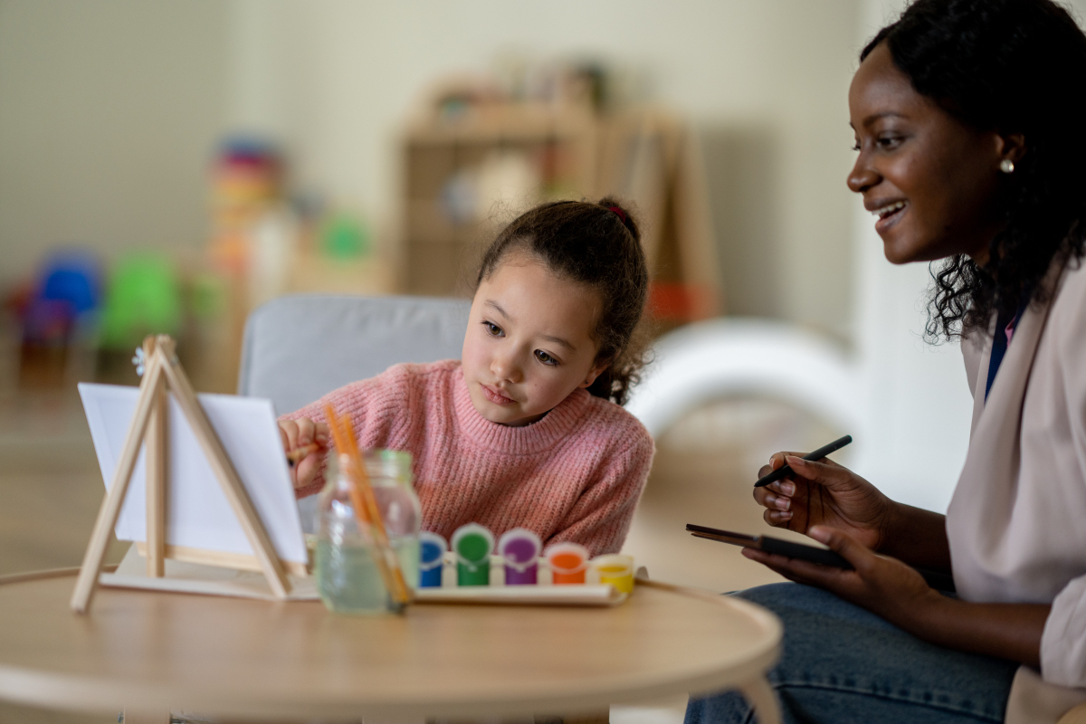 扩写以下片段要求语句通顺逻辑准确：艺术治疗有创造性治疗、视觉性治疗、表达性治疗等多种形式这些形式的艺术创作在艺术治疗中既是受治疗者自身情感的宣泄同时从艺术治疗师的角度来看受治疗者的情感也通过作品清晰的表现了出来。艺术治疗还有助于人们聚焦心理问题并促进与治疗师或其他参与者之间的沟通和交流。通过艺术作品人们可以展示自己内心的感受和思想从而更好地理解自己和他人。这种沟通和交流的过程有助于人们更深入地探索