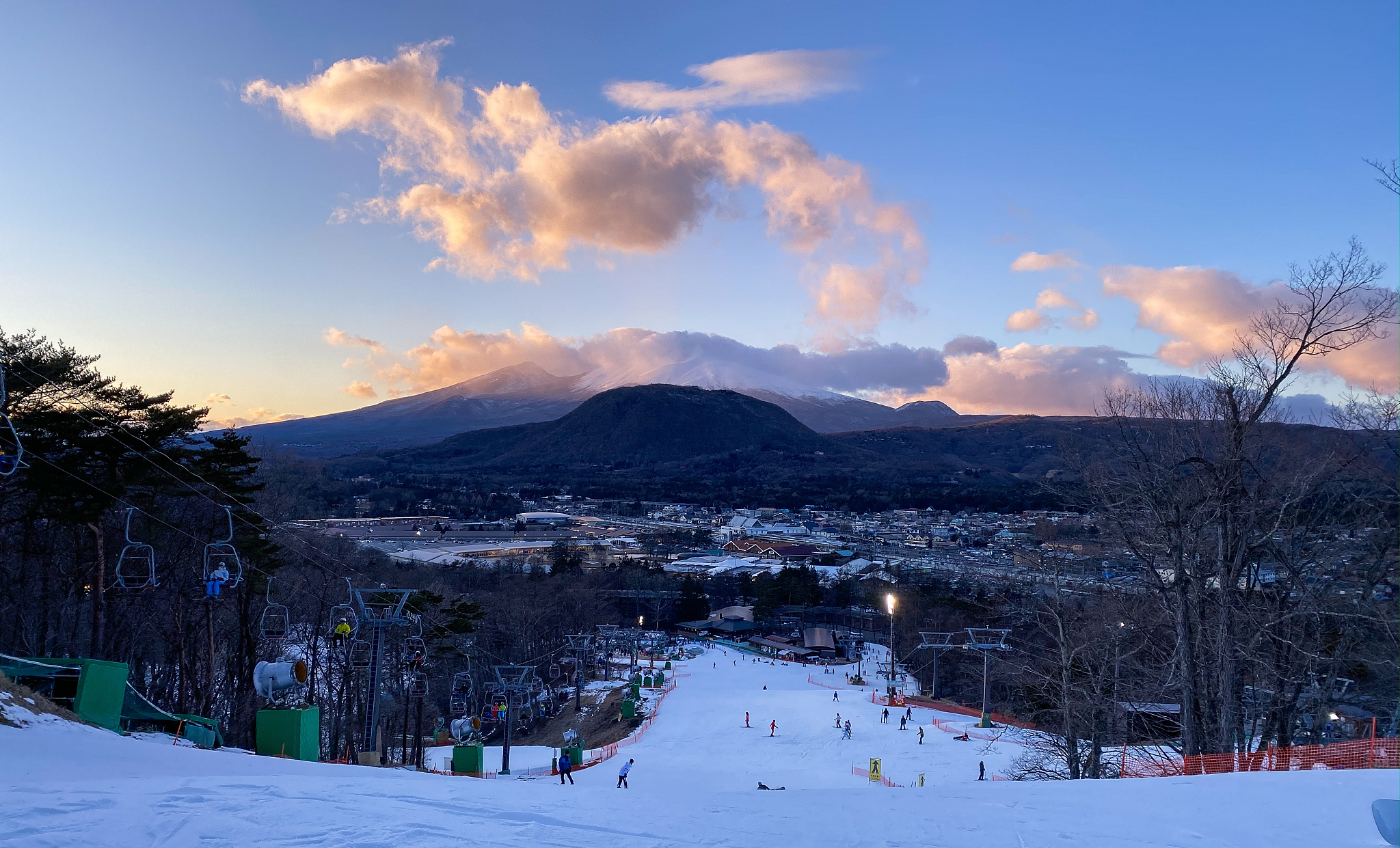 日本子育て支援大賞とは「衣」「食」「住」「日用雑貨」「グッズ類」「サービス・アプリケーション」「家電・自動車」「自治体・プロジェクト」の全８領域に対し、①安心・安全 ②便利、負荷の削減・低減 ③子どもの成長 ④親子のコミュニケーション⑤快適性楽しい子育てライフの実現にむけての５つの項目のいずれかにおいて、特に顕著な特色や配慮・工夫があることを評価のポイントとしています。日本子育て支援協会は、このア