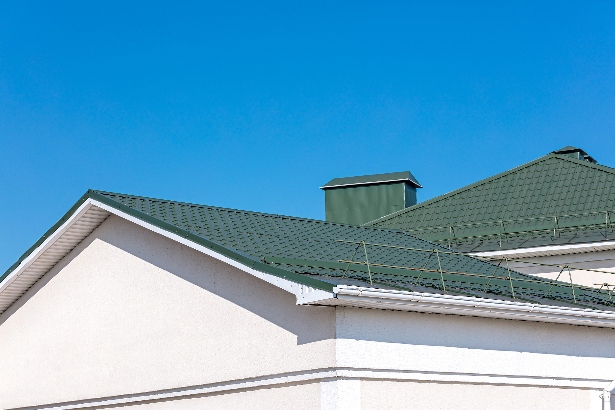 屋面防水挑沿天沟和阳台面积能否算面积