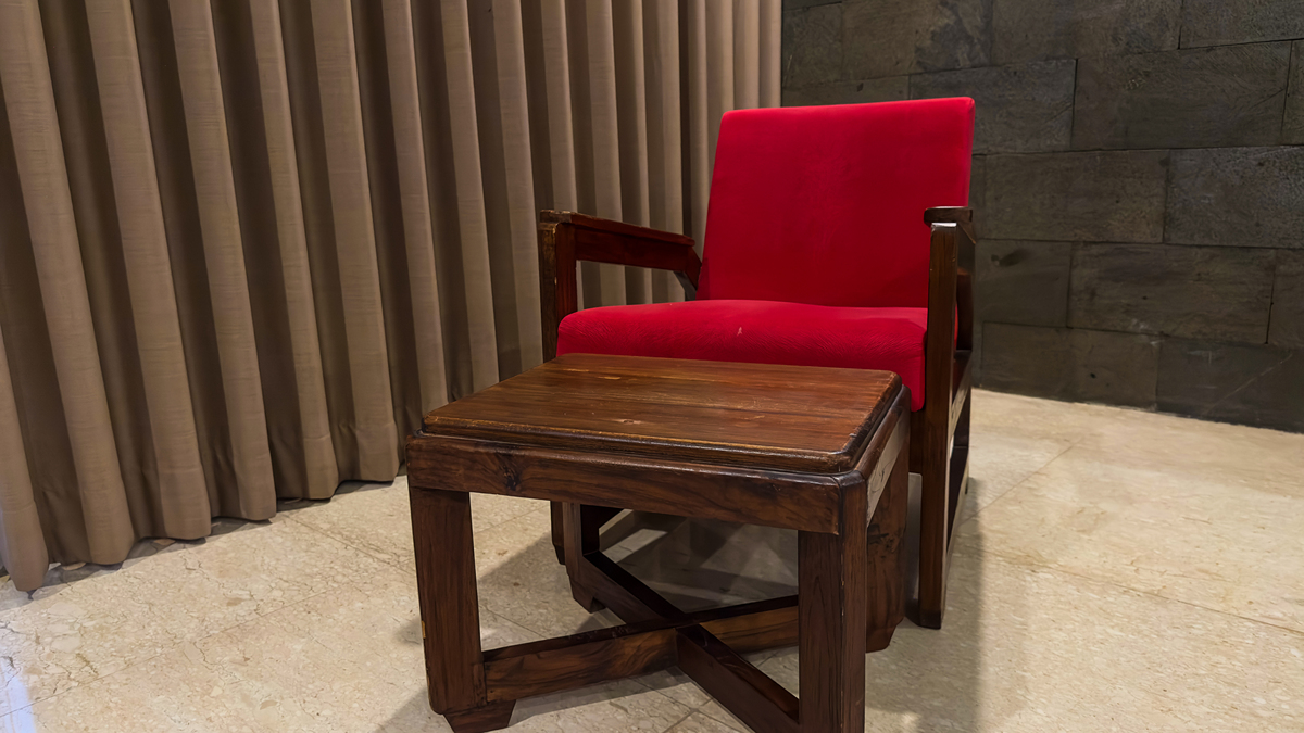 给我一个好评话术 形容这个绒布中古椅子质量很好没有气味 跟我家风格好搭 摸着非常舒服 做工和细节都很好限制最少30字