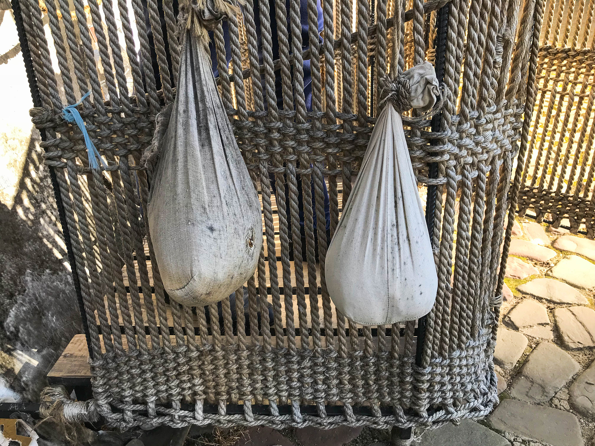 【翻译并润色】有砟轨道结构在我国既有铁路中仍然占比重道床大修是线路修的主要作业文章分析了普速铁路道床大修技术的发展历程及现状指出采用状态修替代周期修是我国铁路有砟轨道道床大修的必然趋势而高效的道床状态观技术是状态修模式的关键同时提出了我国道床大修关键技术的发展方向及有待解决的技术问题所得到的主要结论如下1合理的道床状态评价指标本系应包含道床的力学状态支承刚度及均匀性、道床的物理状态道床污程度以及轨