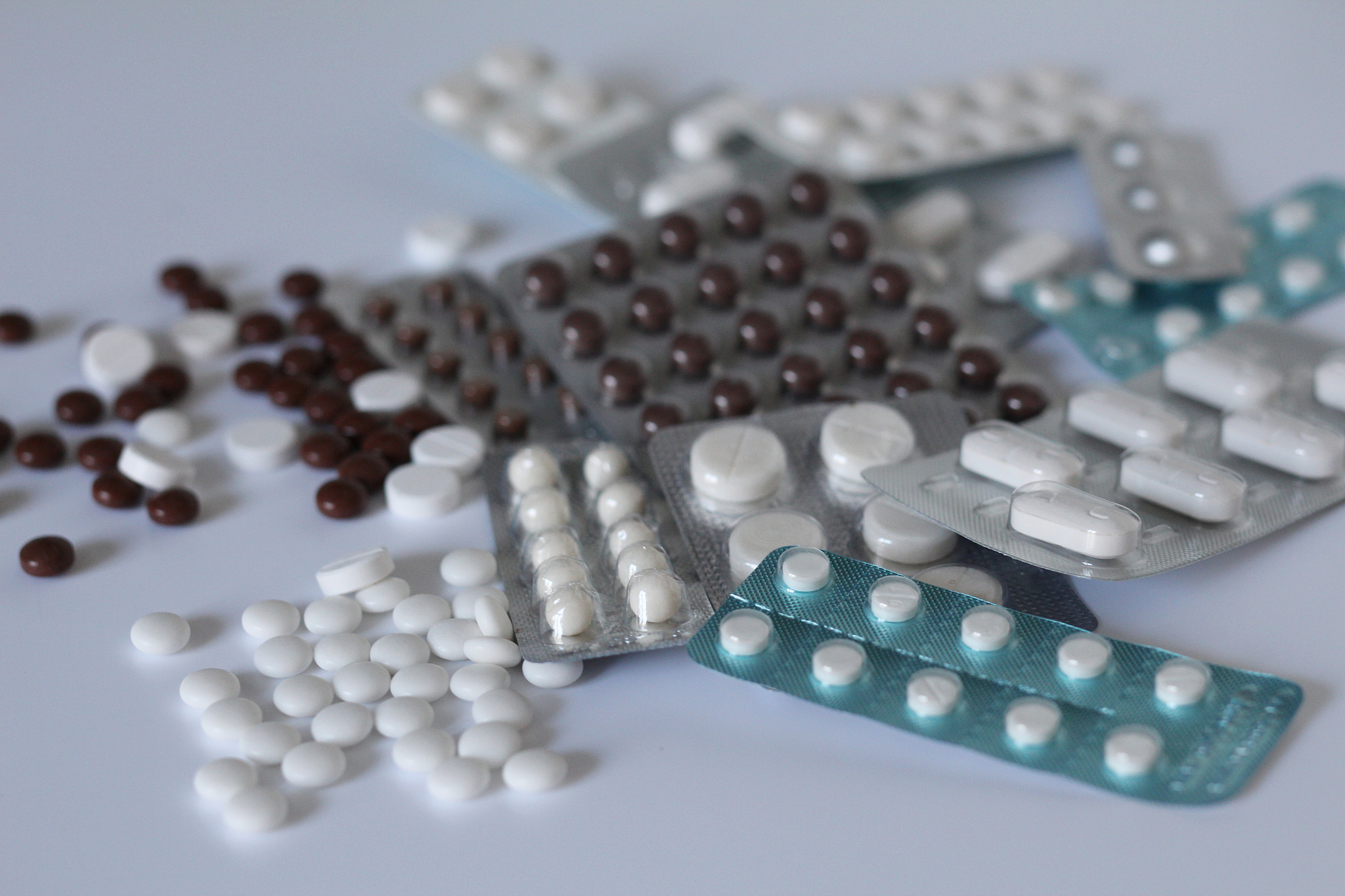 a scattering of medical tablets on the table. round pills and ca