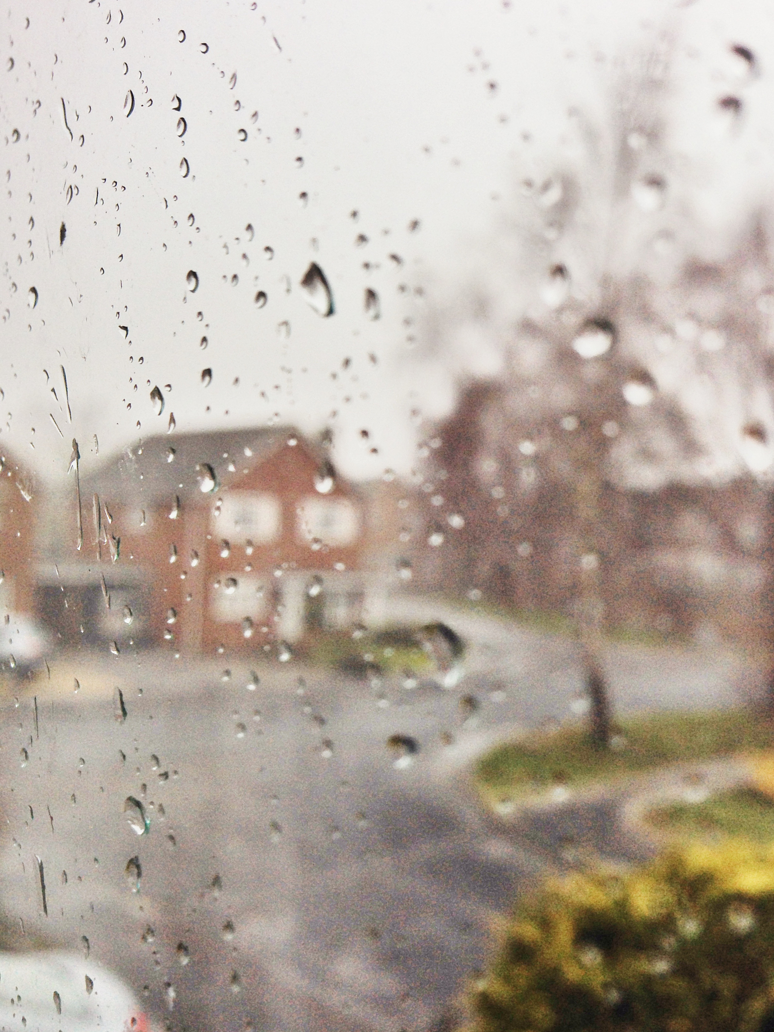 描述一下一个人下雨天躲雨的烦闷心情用小说的形式