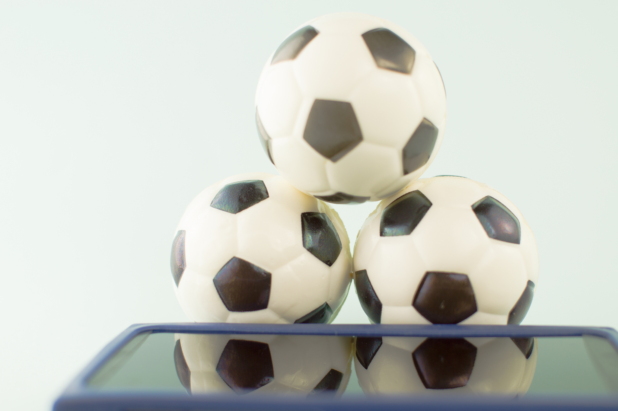 more and more people are using their smart phone to watch footba