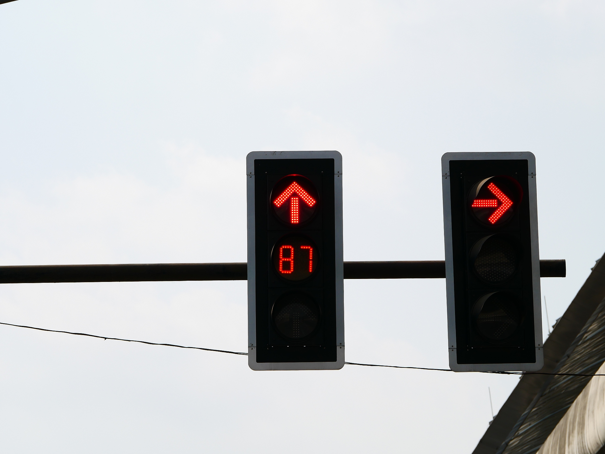 交通灯控制器设计设计内容及要求设计应解决下列各主要问题1 十字路口按A 绿B红---A 黄 B红-A红B绿-A红B黄--A绿B红次序控制;2A黄B 红和A红B黄时间各5秒A绿灯 55 秒A红灯40秒;3 各路口右侧以两位 LED 倒计时显示剩余时间。