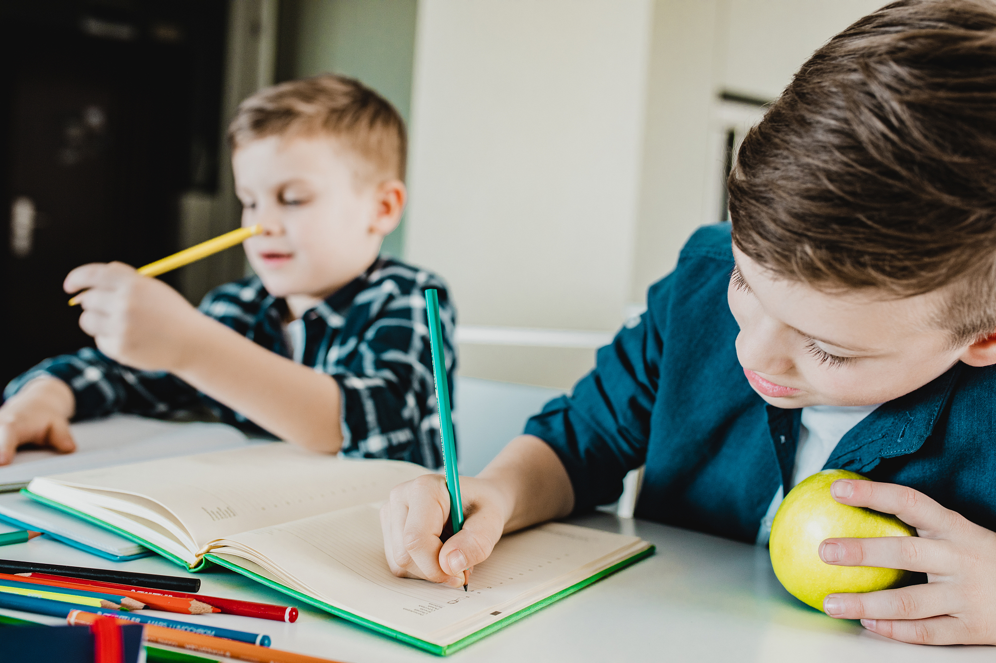 作为一名网络编辑写一篇兽王争霸的介绍文关键词策略卡牌。两段