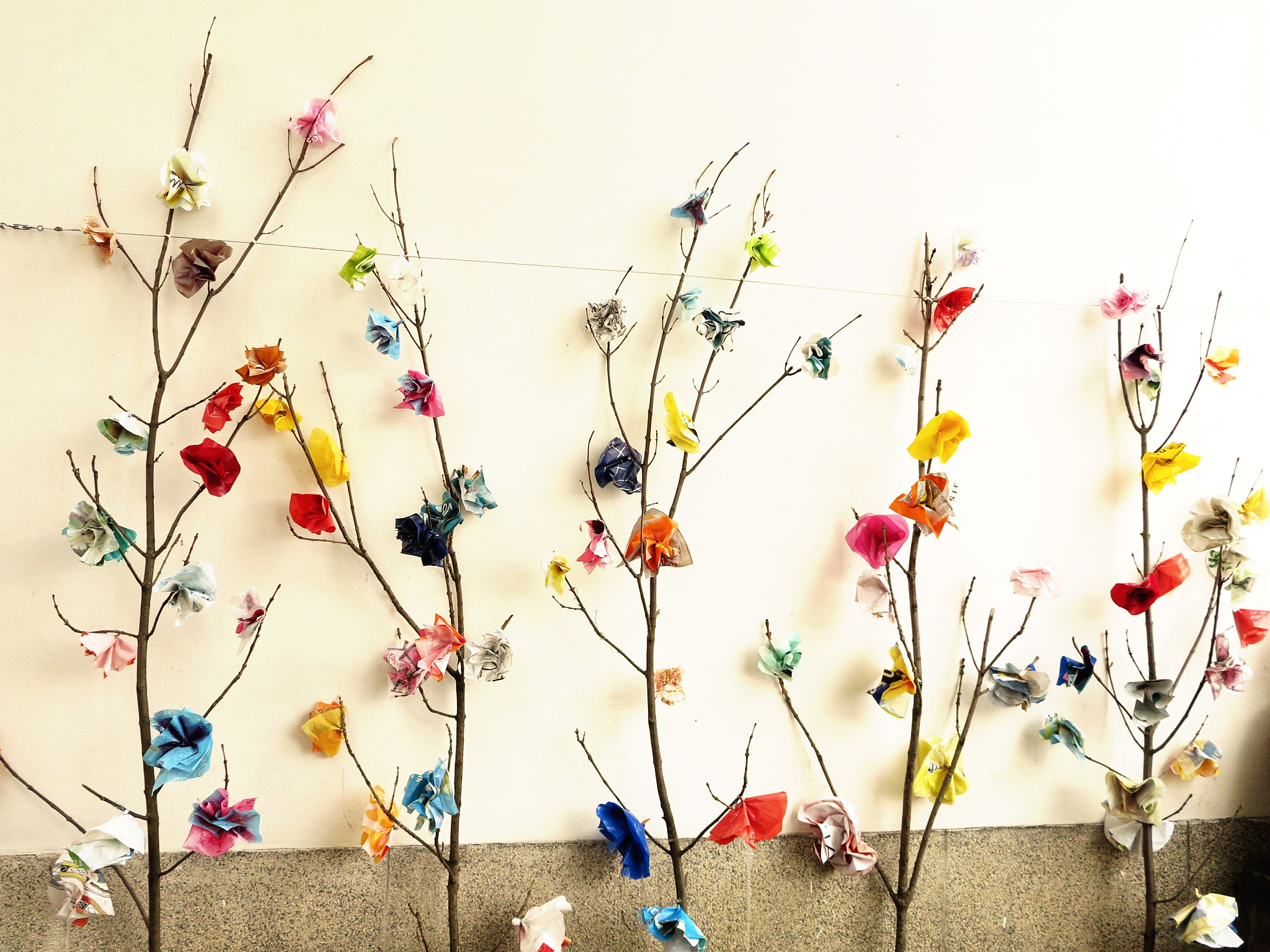 用美式英语写5条关于Exquisite Home Wall Decoration Butterfly And Sunflower Home Decoration的好评以及其好评标题。结果格式为标题：好评内容。