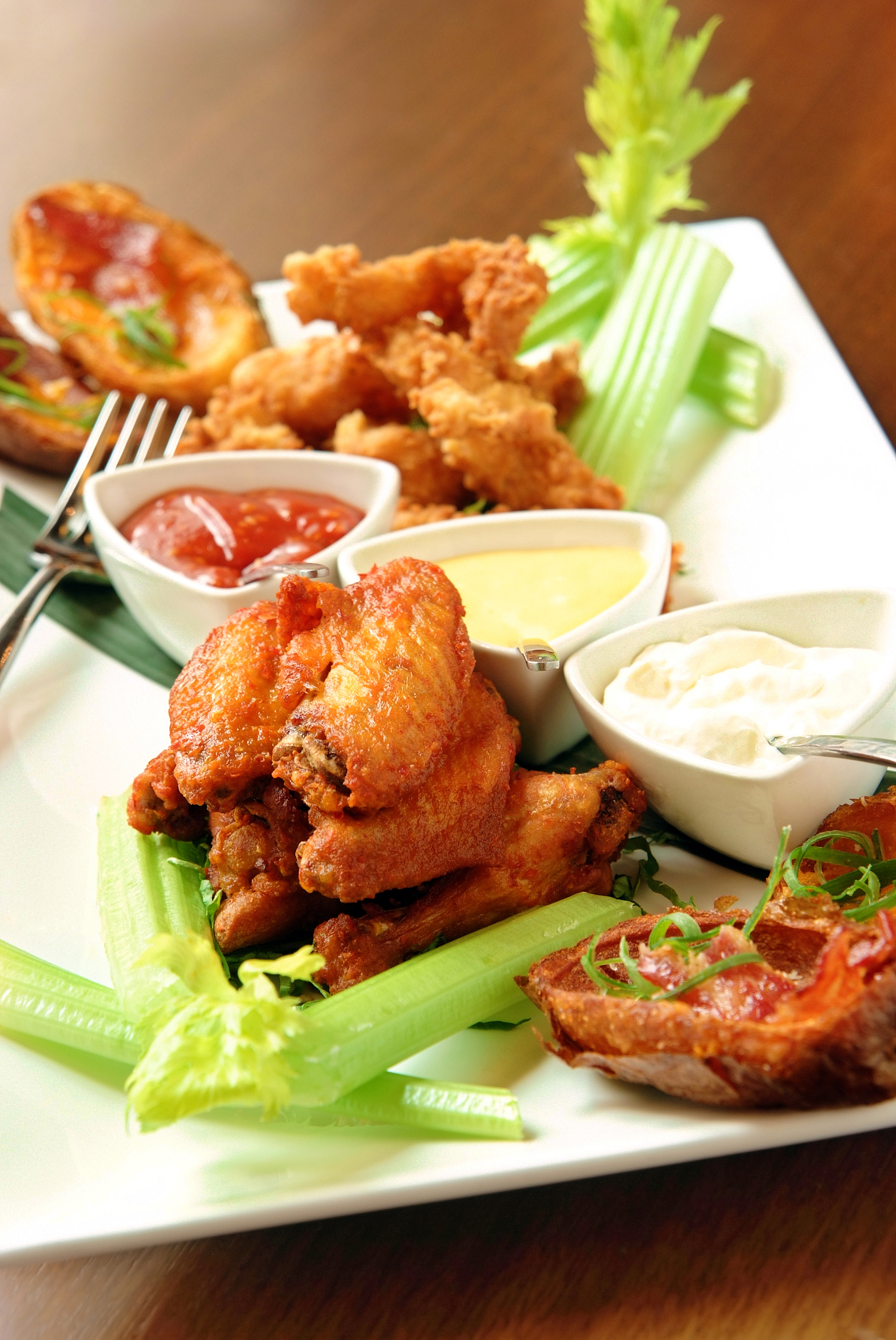 做晚餐作为AI助手我没有实体的厨房但是我可以提供一些晚餐的建议和食谱。以下是一些简单又美味的晚餐菜谱：1 烤鸡胸肉配烤蔬菜：原料：鸡胸肉、洋葱、彩椒、西兰花、橄榄油、盐、黑胡椒、迷迭香。步骤：1将鸡胸肉切成块洋葱和彩椒切成粗块。2将鸡胸肉、洋葱、彩椒、西兰花放在烤盘上刷上橄榄油并撒上盐、黑胡椒和迷迭香。3将烤盘放入预热好的烤箱中以200度烤20-25分钟左右直到鸡肉熟透和蔬菜变软。2 香煎三文鱼配