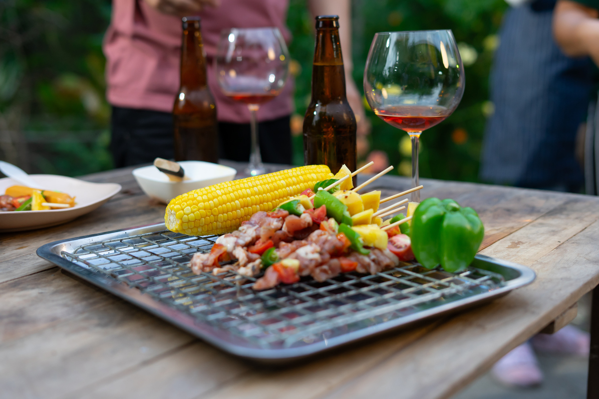 周六的傍晚在自家花园露台下同事们齐聚一堂吃着烧烤哈着啤酒欢声笑语中不出家门比去淄博更有快乐源泉