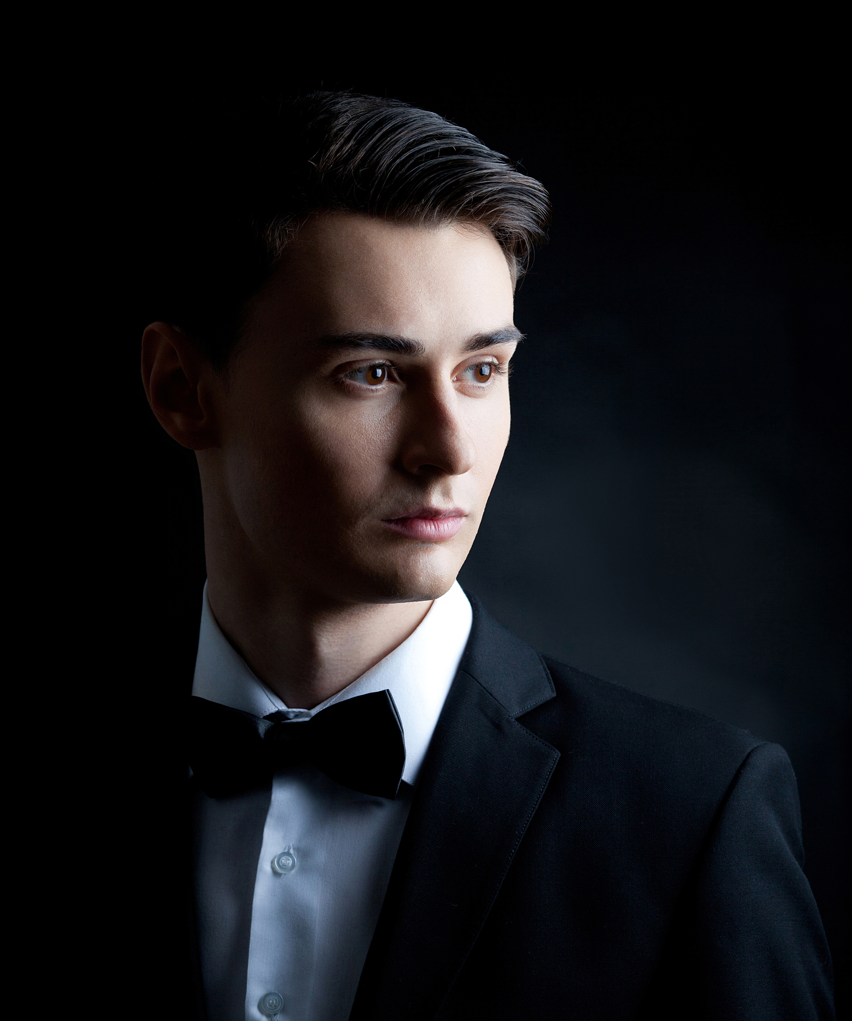 简述男道的特点男道是一种强调男性特质、男性气质和男性价值的思想流派。其特点包括：1 强调男性的力量和勇气：男道认为男性应该具备勇气和力量是家庭和社会的支柱。2 崇尚男性的竞争和胜利：男道认为男性应该具有竞争意识和胜利欲望追求成功和成就。3 注重男性的责任和担当：男道认为男性应该承担家庭和社会的责任为家庭和社会做出贡献。4 强调男性的自信和独立：男道认为男性应该有自信和独立的精神不依赖他人自立自强。