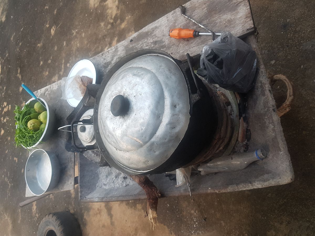 下面文字按照一个标点符号一行排列：这是小伙给丈母娘专门制造的无烟柴火炉现在的厨房都用上了液化气可丈母娘一点都不开心老是唠叨着柴火做的饭菜才好吃小伙为了完成丈母娘的小小心愿竟然用一个塑料筐快速的造了个无烟柴火炉丈母娘看到后别提有多开心了下面我们一起来看看制造过程也许你们家也有个念旧的丈母娘呢！把丈母娘装红薯的塑料筐拿来一用用透明胶带封上一层这框框的洞洞太多了将所有洞洞全部覆盖掉倒入200克植物油用刷