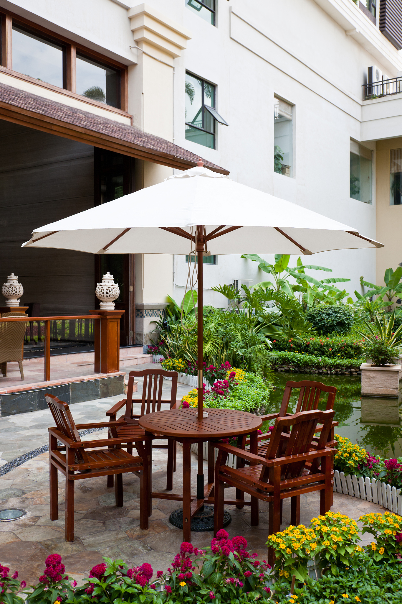 露台花园创意吧台椅让生活赋予美学坐在这里聚会闲聊喝喝咖啡舒适又惬意简约耐看的高脚椅提升你的户外空间的品味档次简约轻奢风的造型是空间的点睛之笔有关户外花园高脚椅的文案