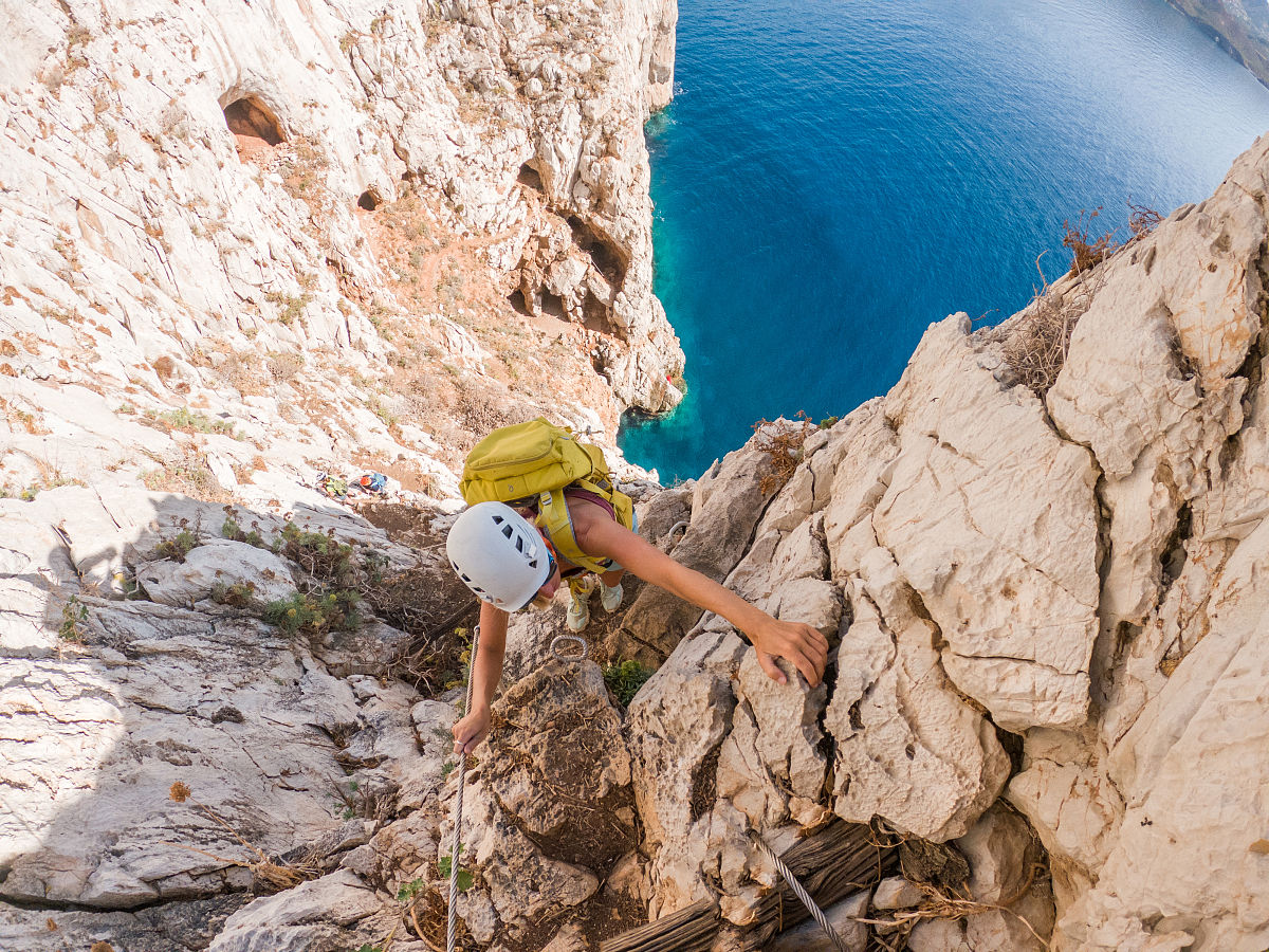 扮演一名旅游爱好者自媒体博主根据以下内容写出一篇2000字旅游短视频原创文案文字表达思路清晰有自己的见解不要推荐景点跟地方旅行是一场闹腾的冒险也是宁静的寻找