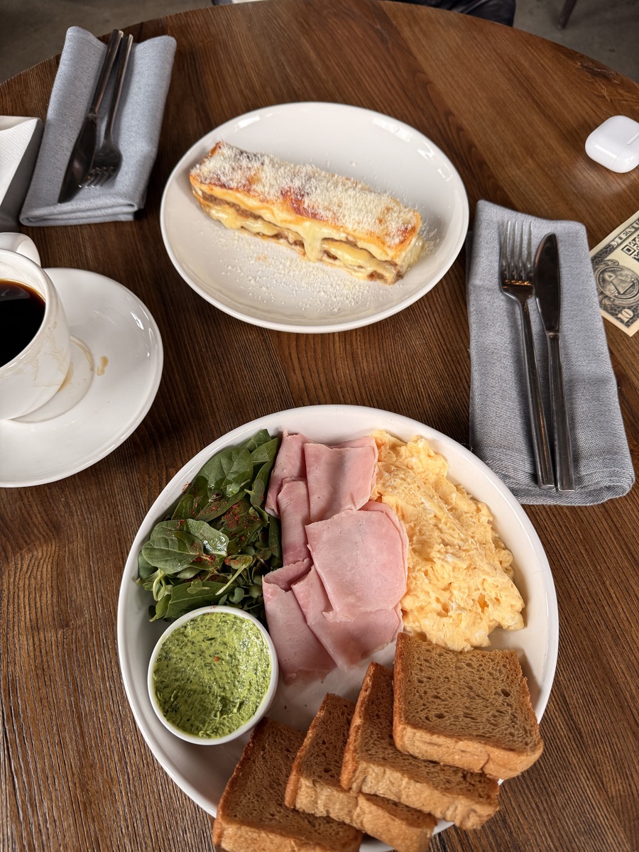 关键词：早餐吃什么好对于一家三口来说无论是短途旅行还是郊区散心周末就是家庭出游的最佳时间。然而对于不少非全职爸妈来说周末还要早起为家人准备早餐也是一件既甜蜜又痛苦的事情。但是不用担心！我现在把我的省时早餐秘籍告诉你这些搭配就能满足你既想赖床、又想准备营养早餐的需求。3种无穷鸡蛋&无穷鹌鹑蛋早餐搭配：亲测好吃又便捷非常适合懒人首先是第一种：无穷盐焗鸡蛋+三明治三明治做法很简单只需提前买好吐司再准备些