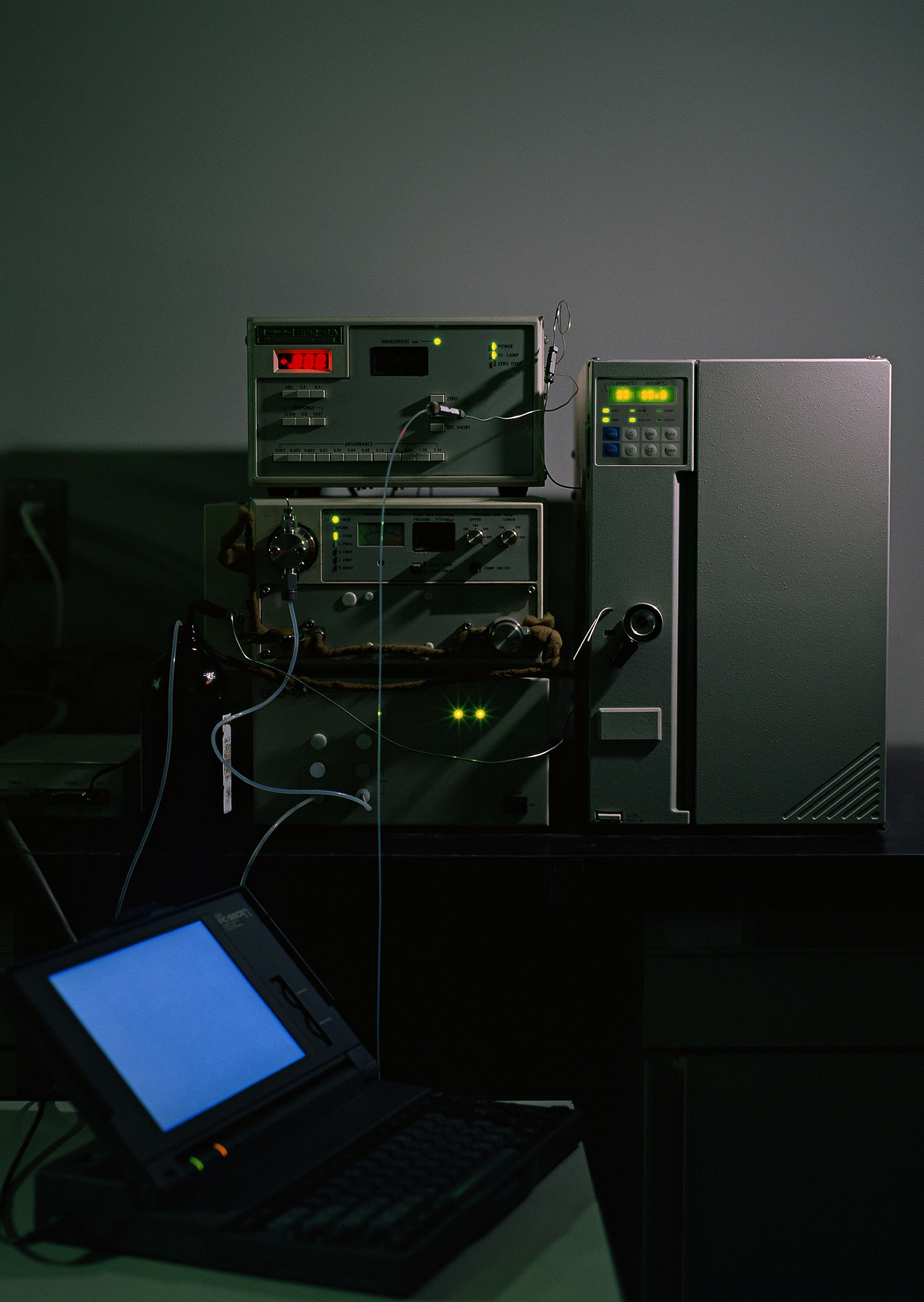 改写一下这段话： Load the grids into the Titan Krios cryo-electron microscope Thermo Fisher operated at 300 kV with a 50 μm objective aperture spot size of 6 magnification of 165000× equivalent to a calibrate