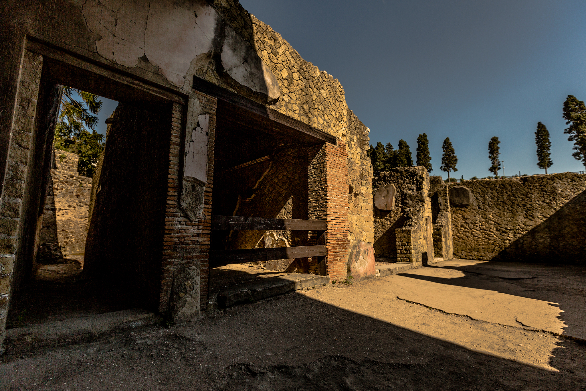building destroyed by eruption of mount vesuvius volcano in herc