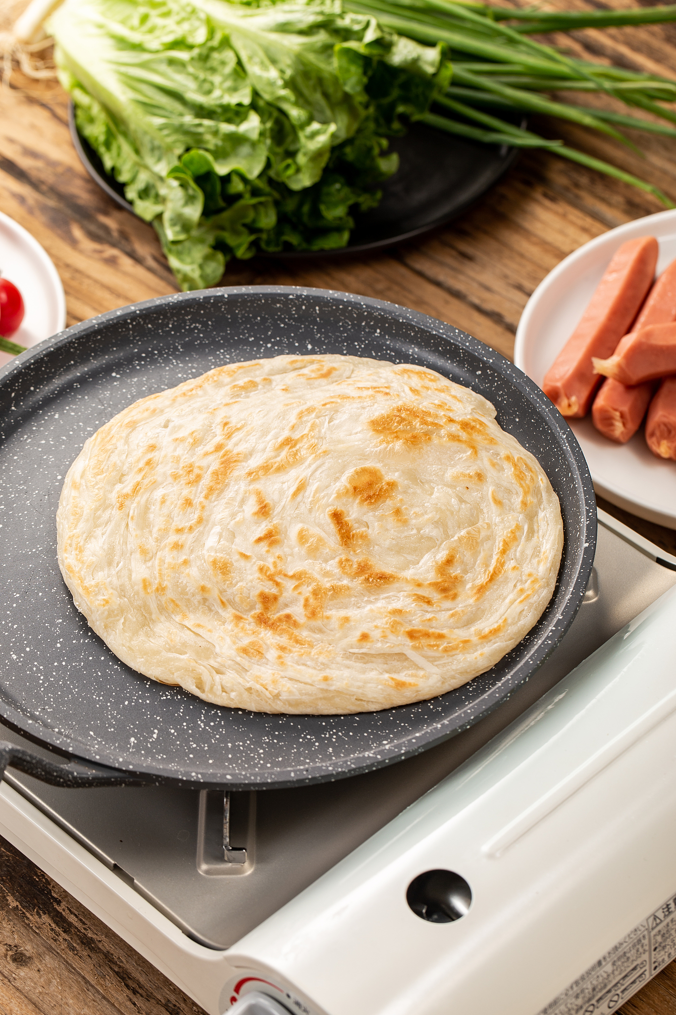 直播卖手抓饼饼皮突出优势不用添油、不用添盐。营养健康省时又省钱。自己在家就能做比超市便宜多了。比在地摊买划算。生成直播间主播的口播文案