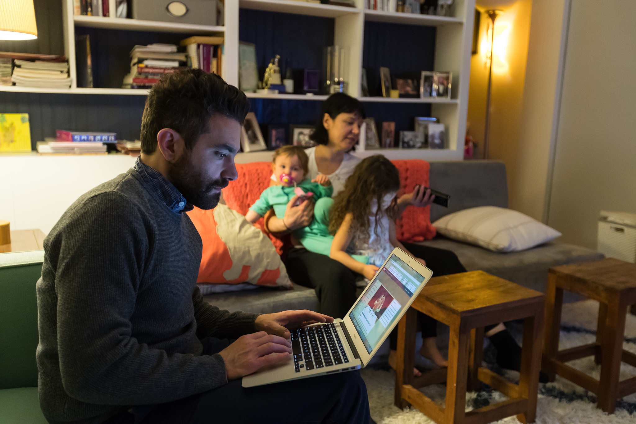 美国与中国文化差异比较：社交习惯、礼仪、家庭和教育