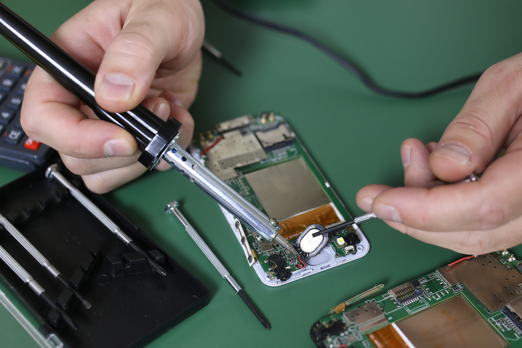 将2018年闻泰旗下合肥中闻金泰以36亿美元成功收购合肥广芯持有的 3366安世半导体股权；2019年闻泰科技借助财务杠杆以268亿元的巨资完成了震惊半导体行业的收购成功100持股安世半导体创造了迄今为止国内最大半导体收购记录降重