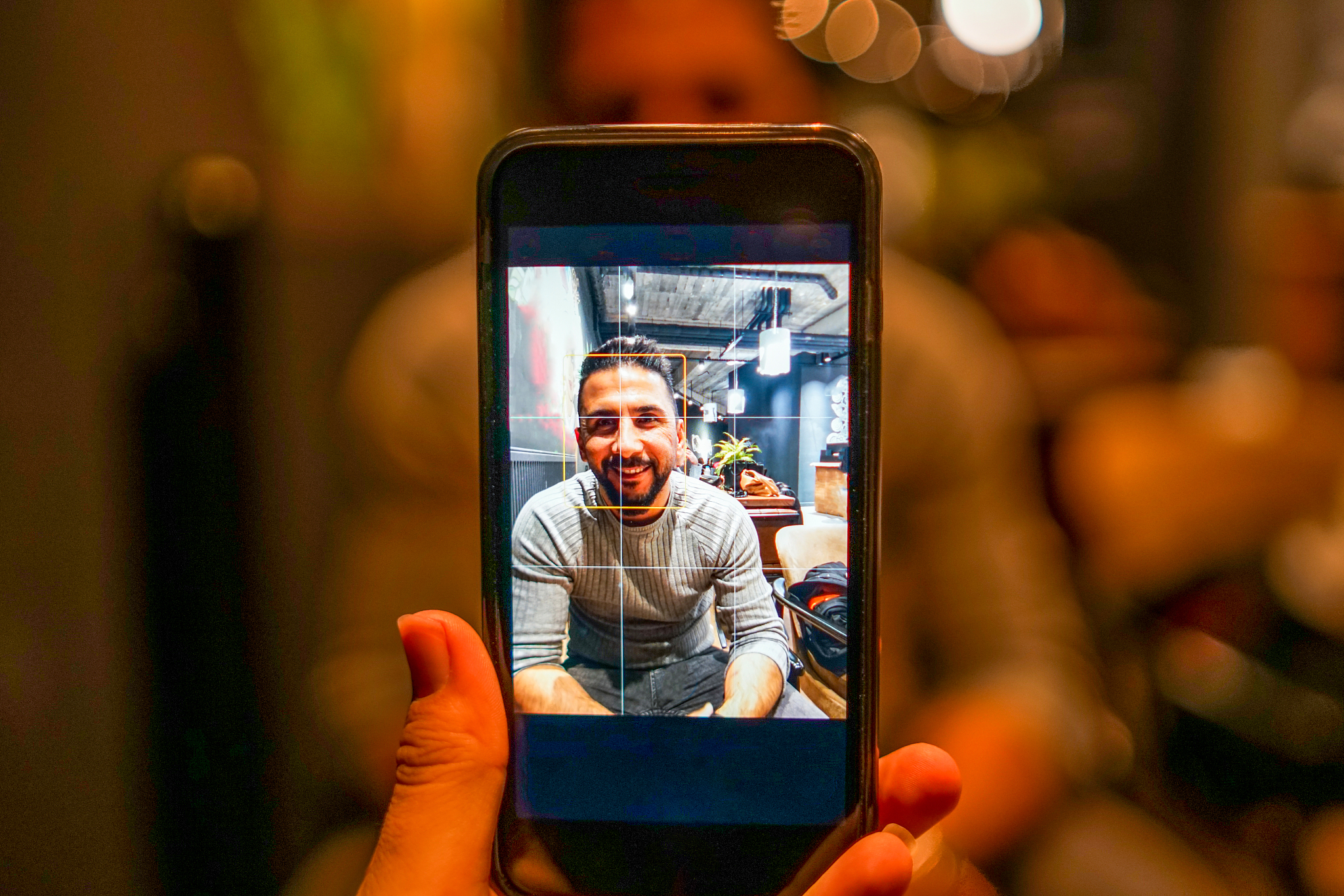 如何辨别手机对着手机拍摄的视频真假？