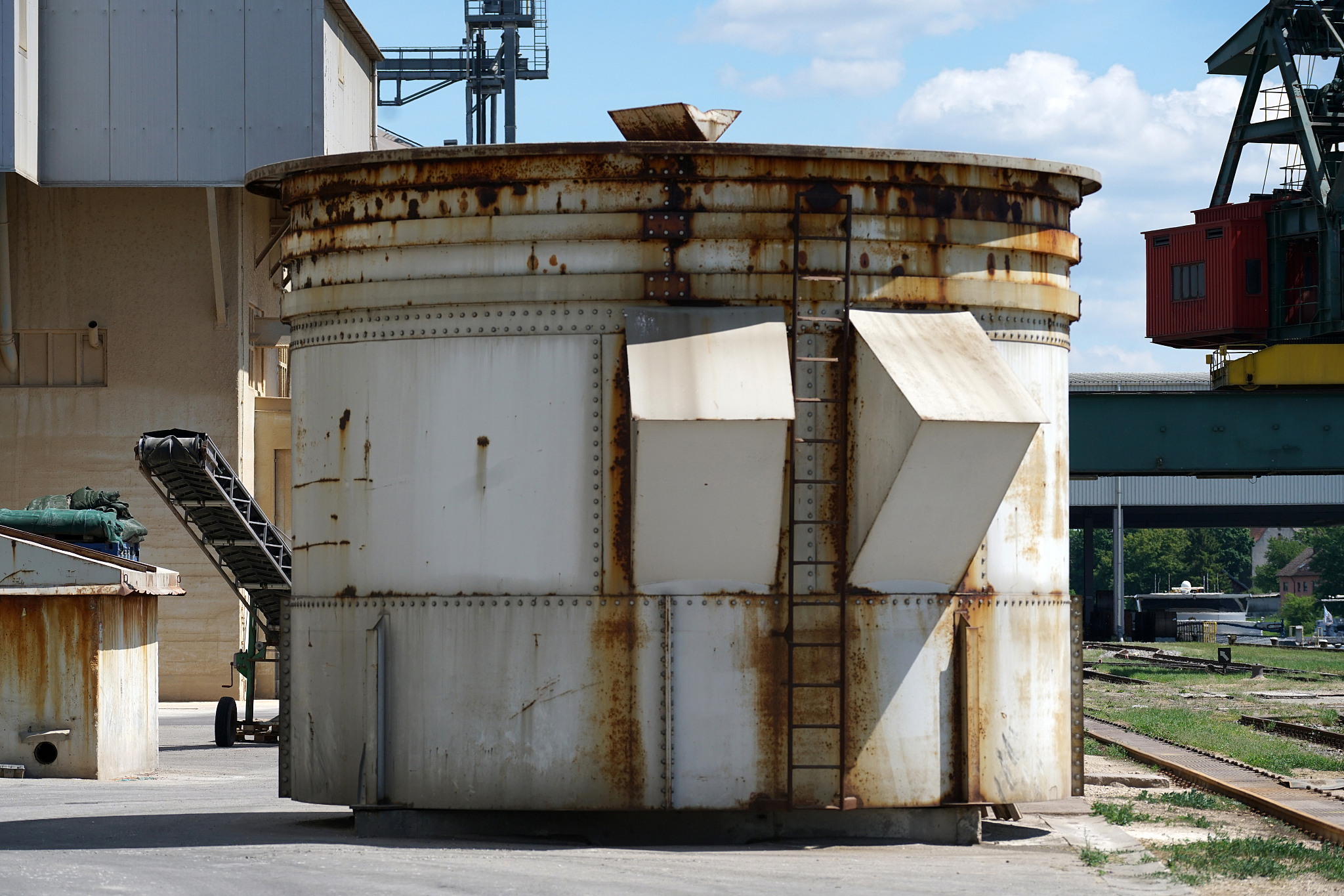 筒仓内货物霉变结块，疑似温湿气体冷凝导致