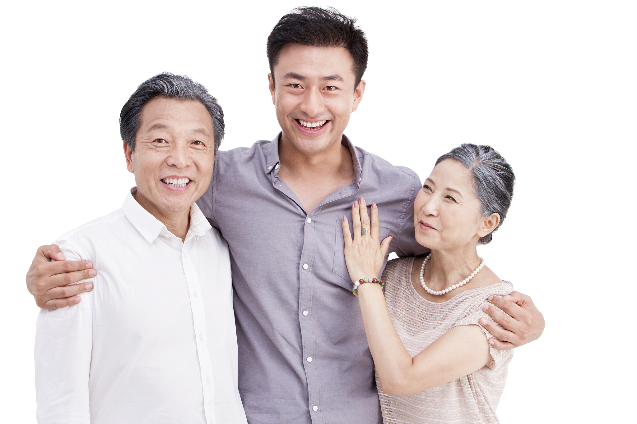 帮我制作纪录片分镜脚本背景：在春节回家的背景下场景：农村或者村镇的家里人物：远方打工归来的儿子和沉默寡言的父亲以及作为家庭主妇的母亲事件：在沉默中互相表达自己对家人的爱。要求结合上述所提供的元素制作出一篇纪录片的分镜头脚本要求字数不少于2000字
