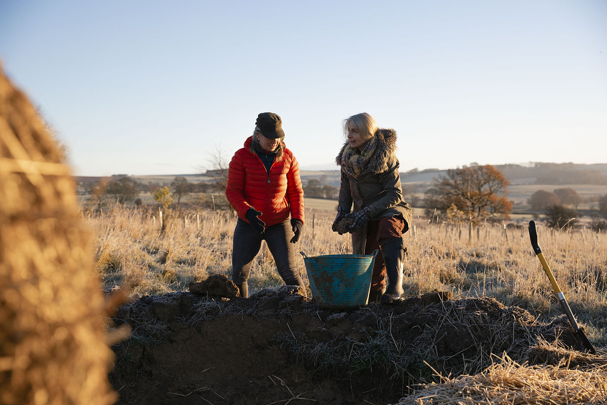 以大中小学生态文明教育一体化建设的路径研究为题目写一篇10000字的论文