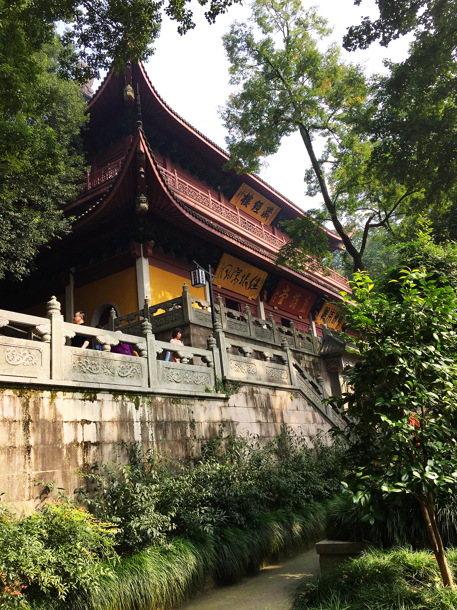 杭州旅游住在那个区比较好