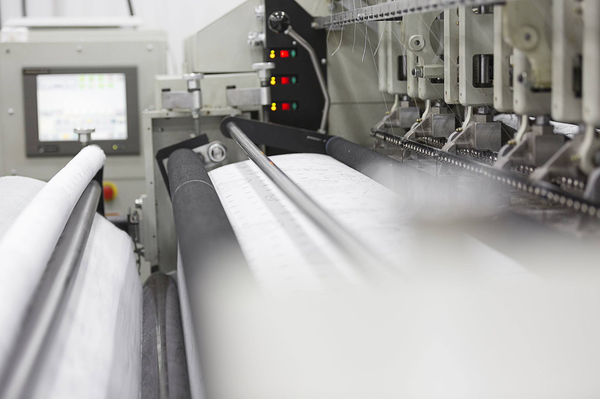 以基于Pytorch的工业布匹瑕疵检测系统设计与实现为题目使用yolov5网络写一个毕业设计摘要2000字