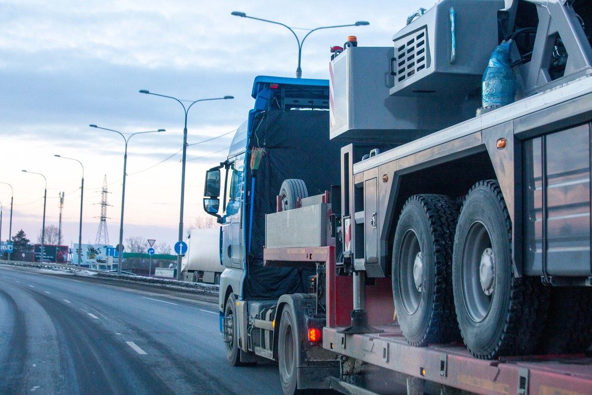 加州电力短缺：推进电动卡车任务的挑战与机遇