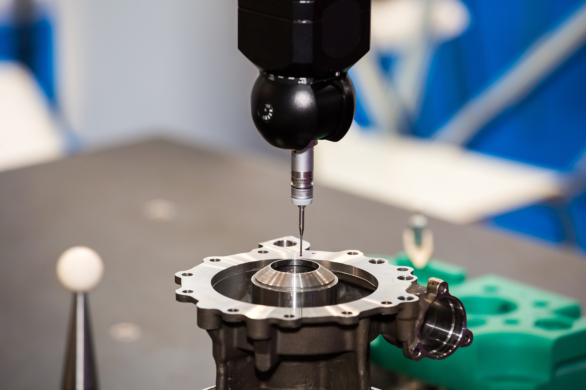 把这段话降重在齿轮表面缺陷检测方面国外已经有很多相关的研究。例如美国的Kato等人提出了一种基于图像处理的齿轮缺陷检测方法利用灰度共生矩阵和灰度均值进行特征提取最终实现了对齿轮表面缺陷的自动检测。德国的Hans-Werner等人也研究了齿轮表面缺陷检测技术利用角度分割和小波变换进行特征提取实现了对齿轮表面缺陷的检测和分类。另外日本的Suzuki等人也提出了一种基于深度学习的齿轮缺陷检测方法通过神经