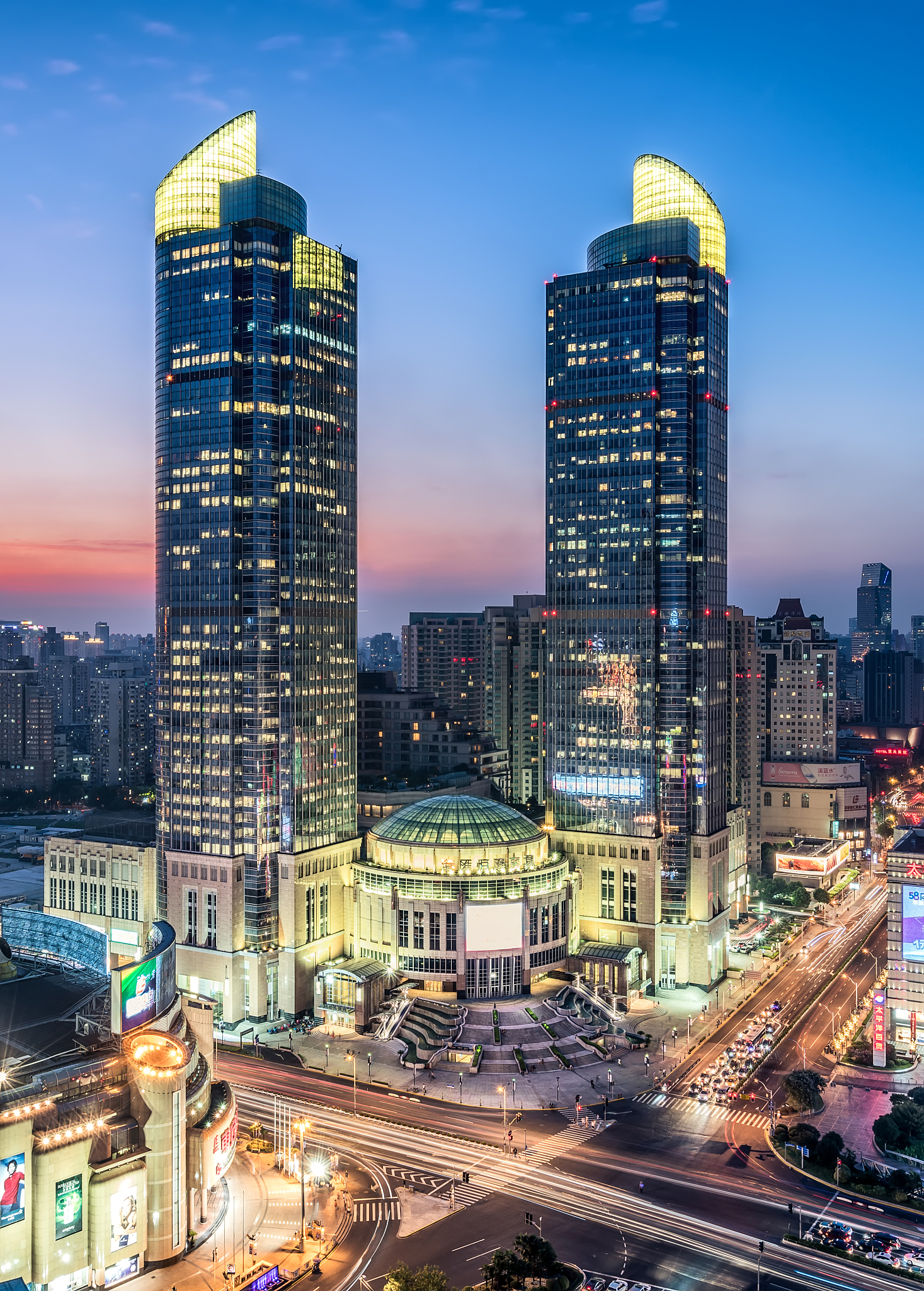 围绕上海这个城市各个方面从衣、食、住、行、文化休闲、娱乐、教育等方面撷取一个视角感受这个城市