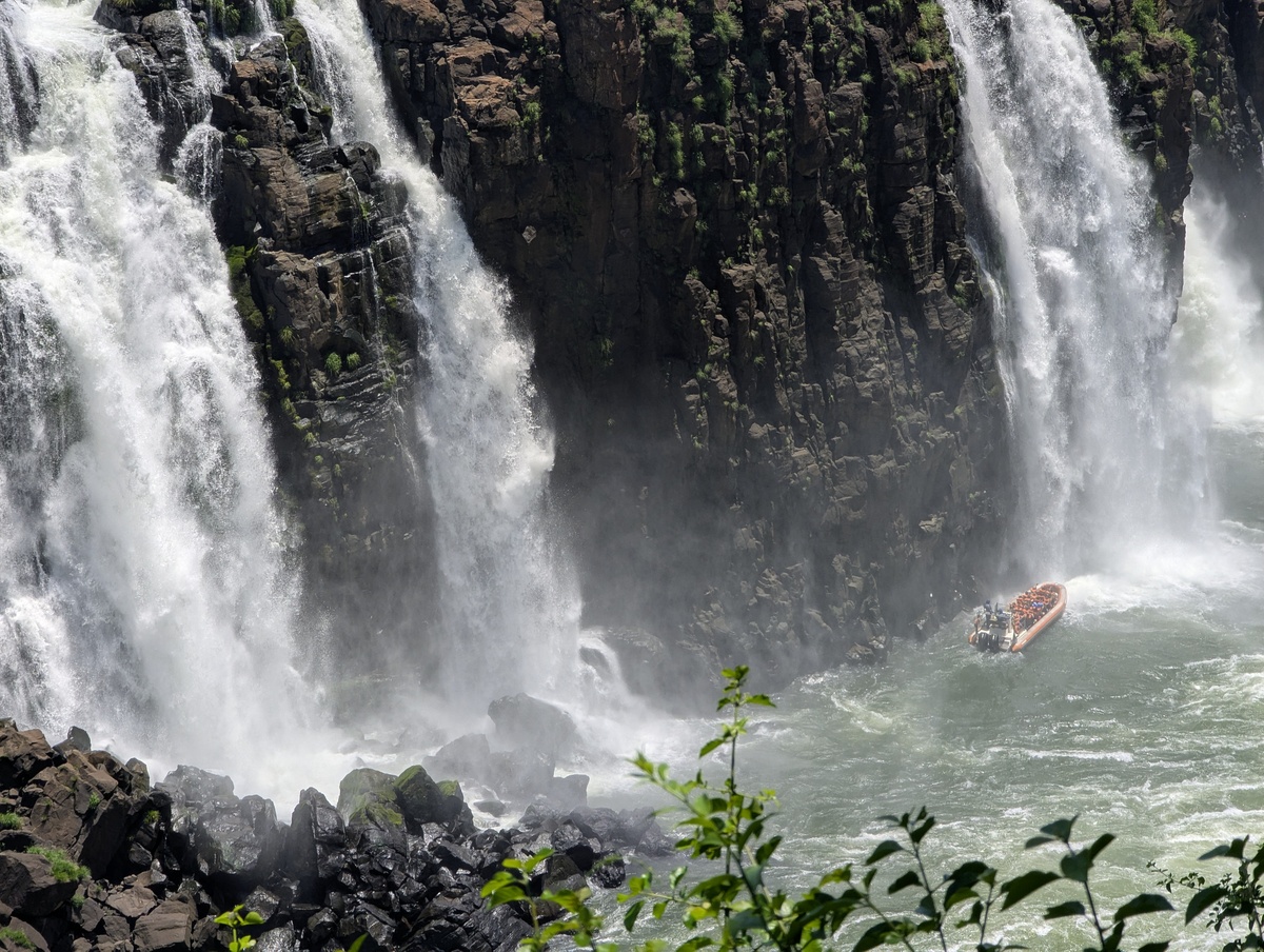 瀑布急流安全指南：如何判断水流风险与选择观赏位置
