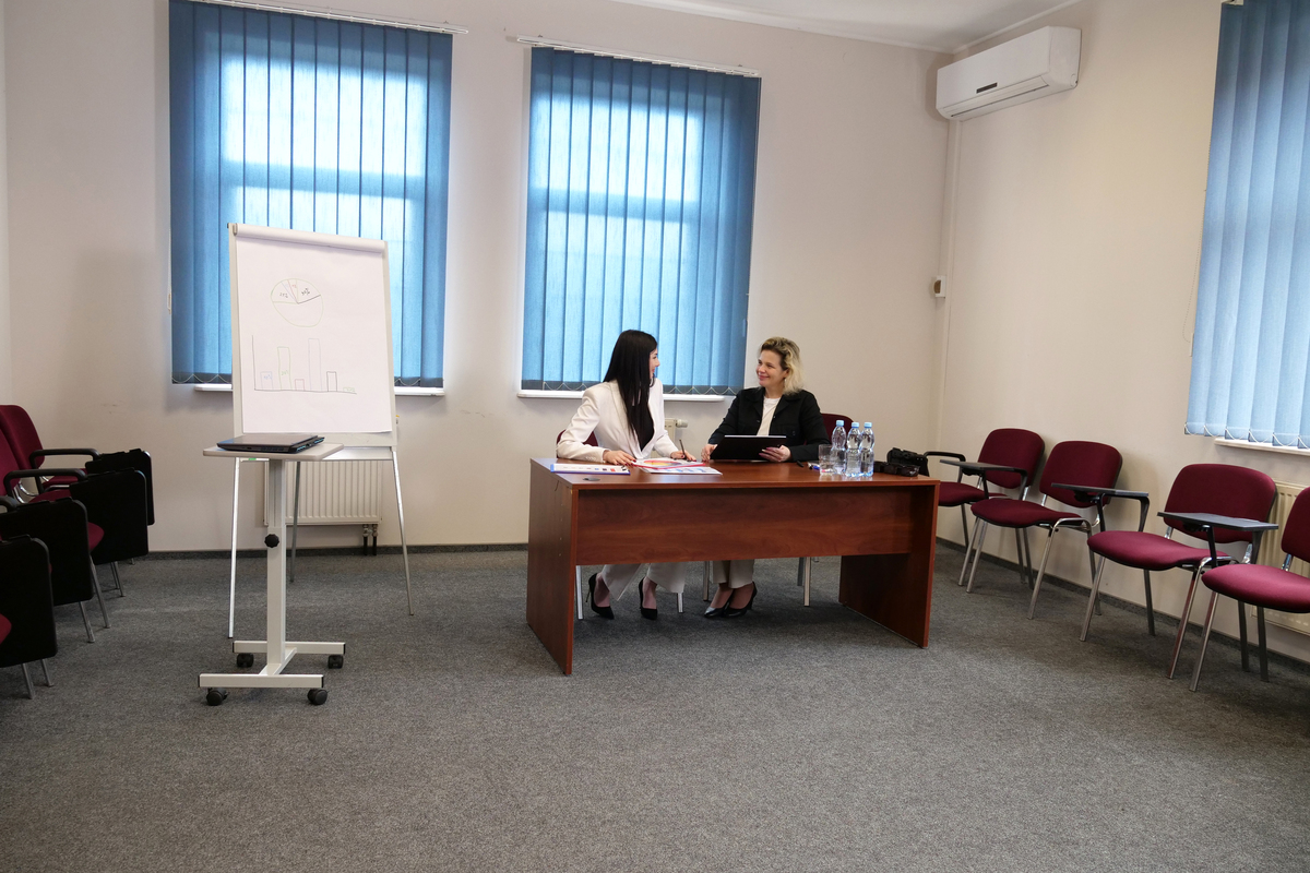 湖北省外国专家局政务服务大厅工作人员面试题解析