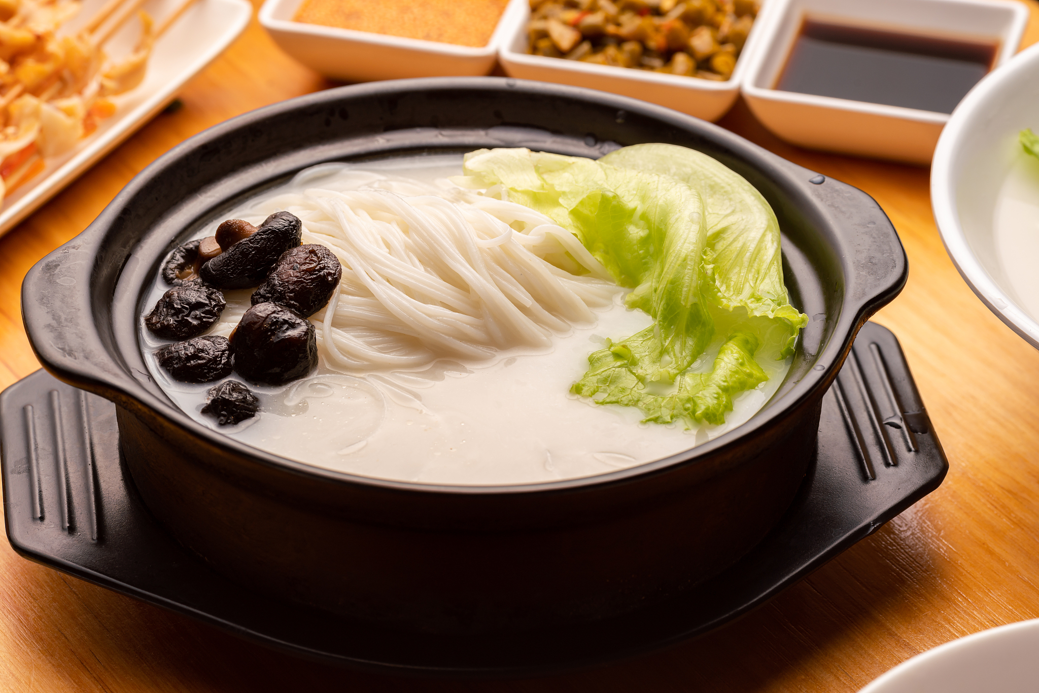 请帮我写1篇650字博客文章主题是：砂锅米线的做法