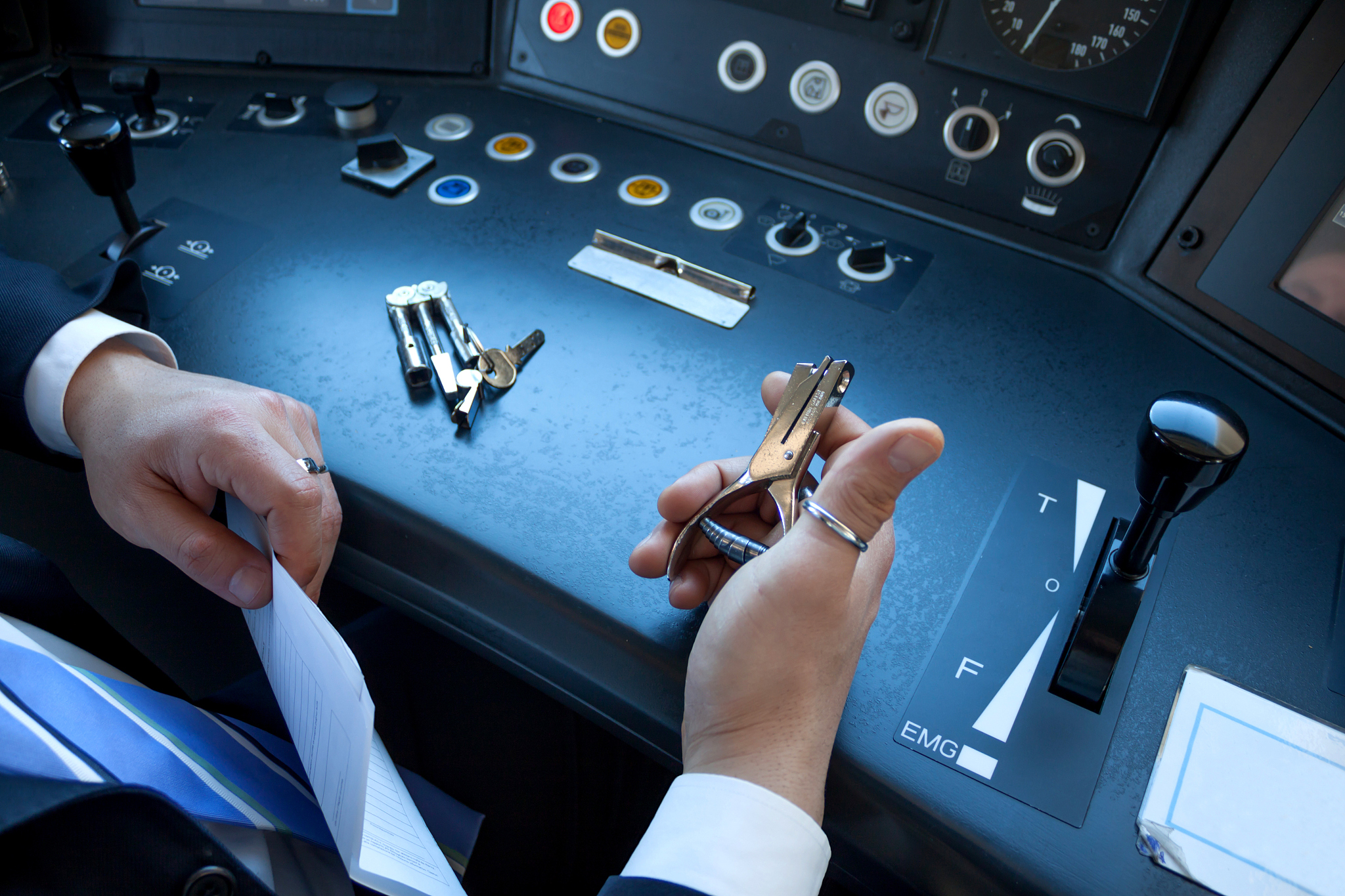 司机与售票员同步问题解析：哪些是关键操作？