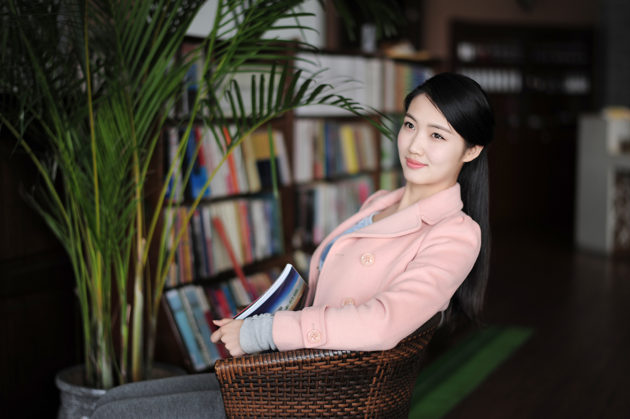 读书的高雅女人