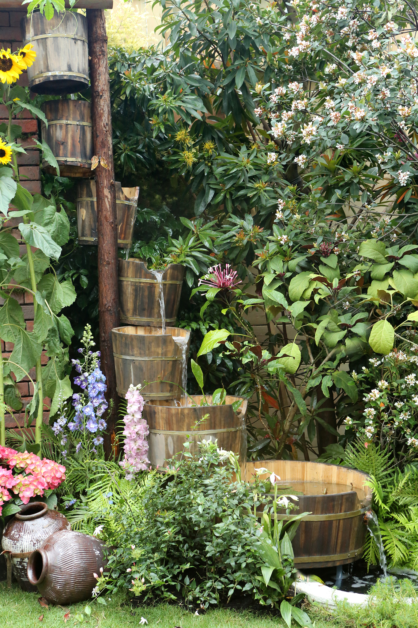 Humble Administrators Garden English introductionThe Humble Administrators Garden is the largest and most famous classic garden in Suzhou Its exquisite beauty artistic value and historic significant e