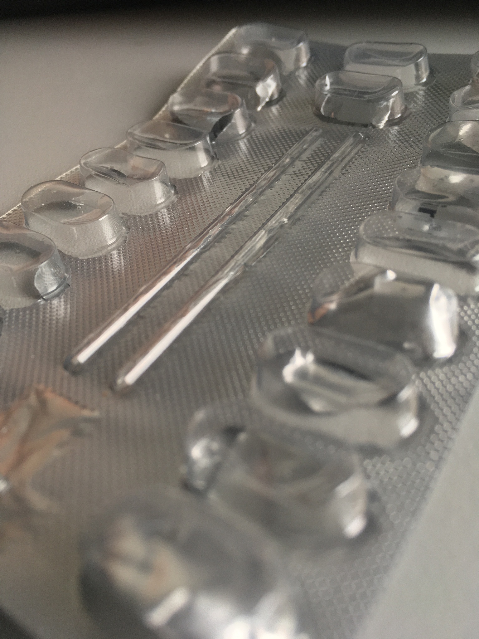 压装种植系统基台螺丝损伤机制研究：有限元分析和实验验证