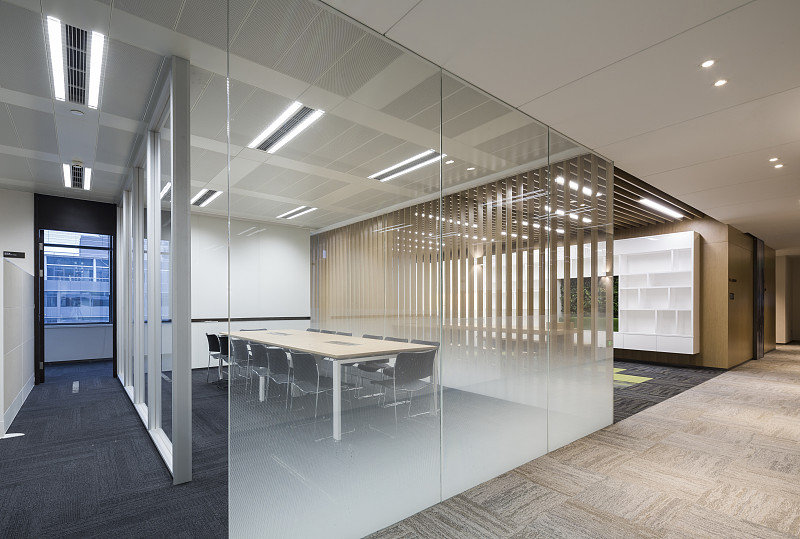 改写下面文字增加一点字数来降低论文查重率：办公空间的布局应该是灵活的根据使用者的习惯以及功能空间设计以免在人流动线上带来不必要的情绪根据使用面积合理分配在空间使用上发挥最大的价值。公共空间是人们交流沟通的主要场所所以在灵活方面也要关注到群体结构；独立办公室要创设一个相对安静的环境更利于安心工作提高工作效率。随着生活质量的不断提高我们已经不再单单只是工作的机器而是更注重员工的身心的健康发展。可以增设一个娱乐空间比如阅览室茶室影音室以及休息室等等。