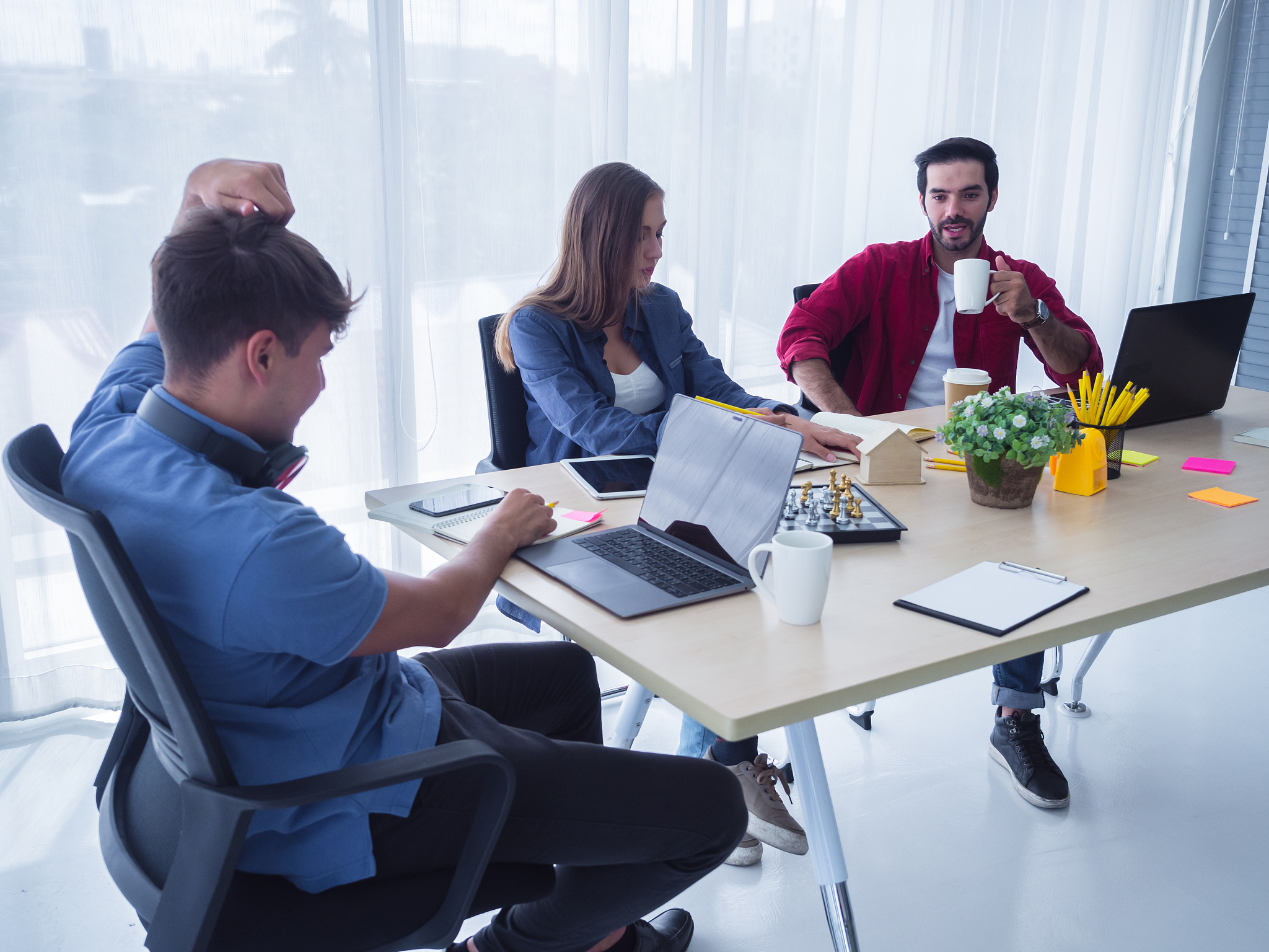 在实习期间我积极学习公司的产品和服务认真对待每一位顾客全力以赴地完成自己的工作。我努力提高自己的销售技巧不断改进自己的服务态度力求为顾客提供更好的服务。在工作中我始终保持积极向上的态度认真负责得到了同事和顾客的认可和赞扬。请帮我杜撰一些工作中的表现很出色的案例