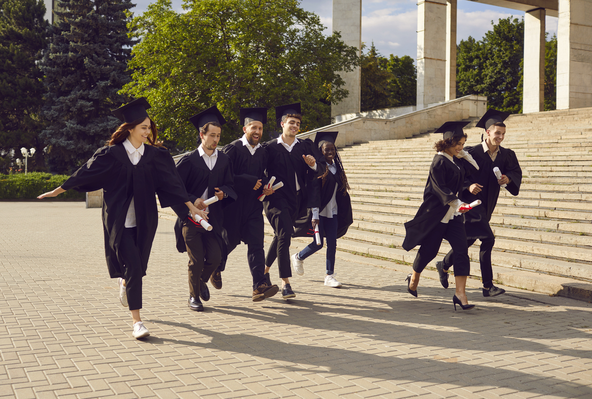 写一段前言：关于夏天毕业季